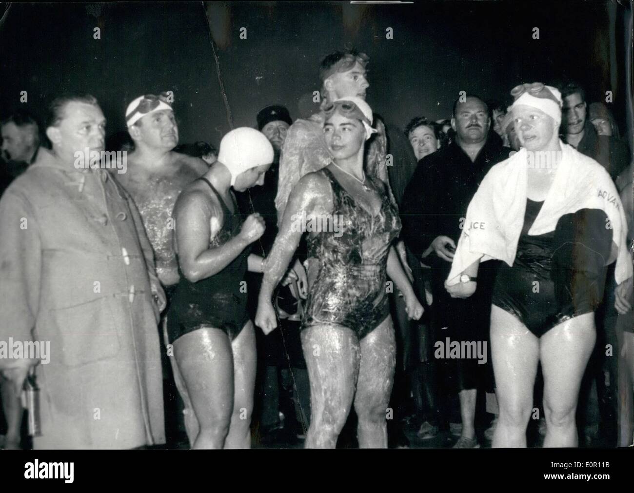 July 08, 1957 - début du concours annuel des nageurs de canal en pluie torrentielle. : 24 nageurs participant à l'channelswi9mming annuelle a eu concours à l'eau à Cap Gris Nez à 4h00 aujourd'hui. Sur la photo, de gauche à droite : Billy Butlin, promoteur du concours, Florence Burdette, Rosemary George et Brenda Banque D'Images