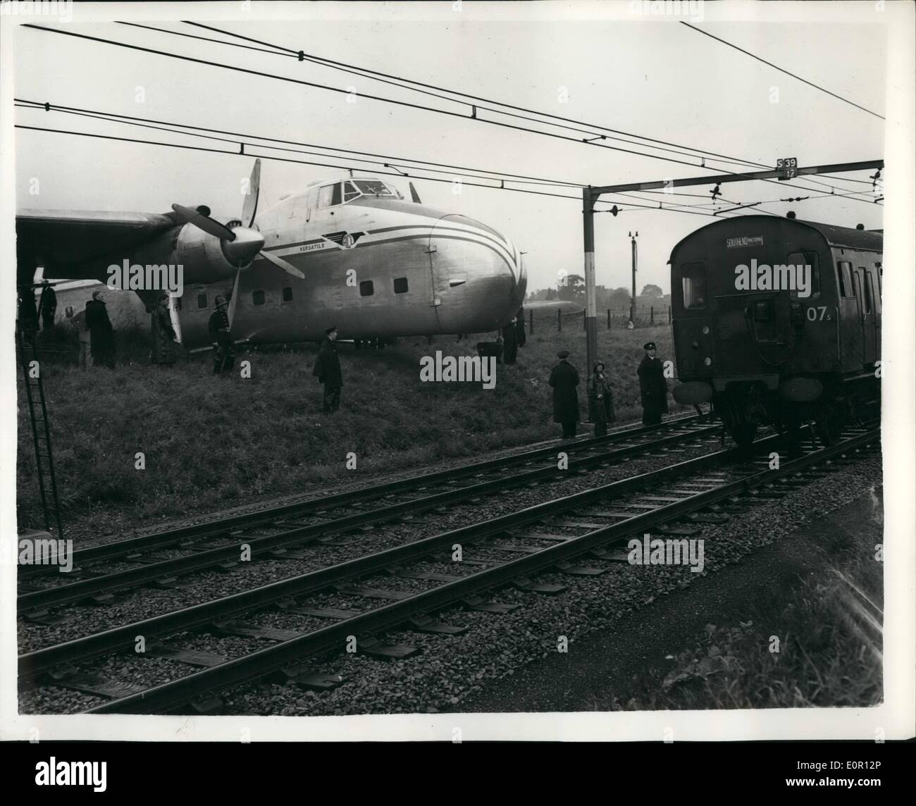 08 août, 1957 - Avion s hors de la piste - On au chemin de fer. Atterrissage en catastrophe près de Southend : treize personnes avaient une chance s'échapper hier lorsqu'un passager-cargo dans lequel ils circulaient a atterri en catastrophe à Rochford, Essex. Il a glissé sur la piste à l'atterrissage à l'aéroport de Southend à partir de Calais, labouré par une clôture et s'est arrêté sur le remblai de chemin de fer. L'aéronef, d'un Bristol Freighter transportait trois voitures ainsi que les trois hommes d'équipage et dix passagers Banque D'Images