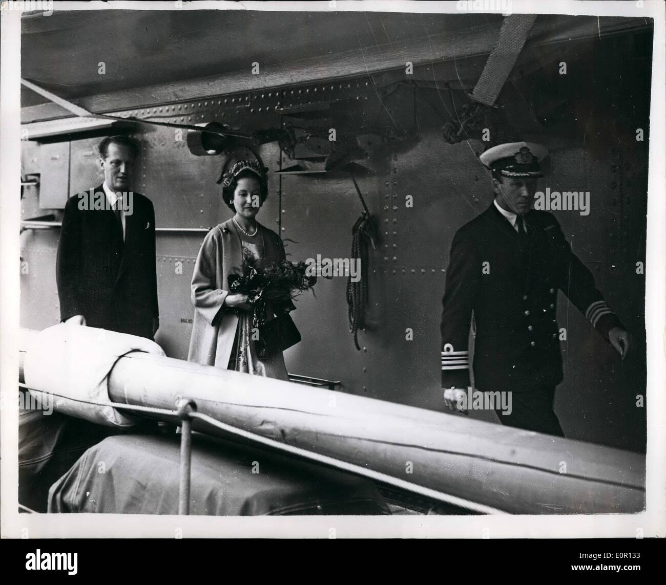 08 août, 1957 - La famille royale danoise au navire de formation. : Prince George du Danemark et son épouse, la princesse Anne, a effectué une visite à l'officier danois navire, la frégate, Holger Danake, à Leith Docks, hier. Après une inspection du navire qu'ils avaient un plateau à bord avec le capitaine. Photo montre Prince George et la Princesse Anne vu comme ils ont fait une inspection du navire danois à Leith Docks. Banque D'Images