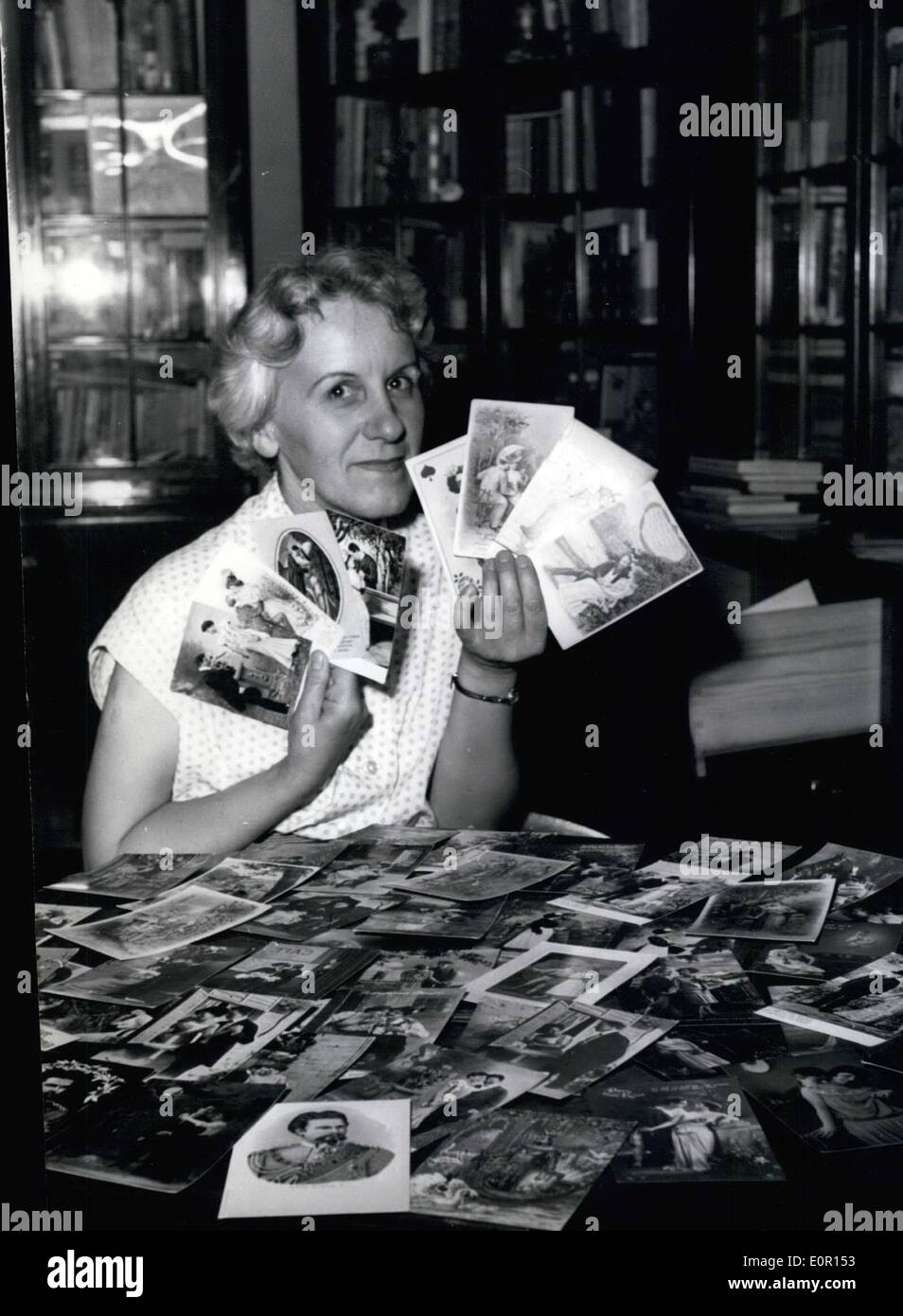 Juin 06, 1957 - ''Hobby'' - exposition à Munich : Il y a une exposition à Munich à partir de juillet jusqu'à septembre montrant certains passe-temps à l'origine des fans. À gauche : les 14 ans Munich élève Heidi Aschbacher recueillies en boîte de match l'Italie, l'Australie, Yougoslavie, Pays-Bas, même à partir de la Russie et ainsi de suite. A droite : le célèbre caricaturiste Franziska Bilek recueille des mauvaises-cartes postales. Banque D'Images