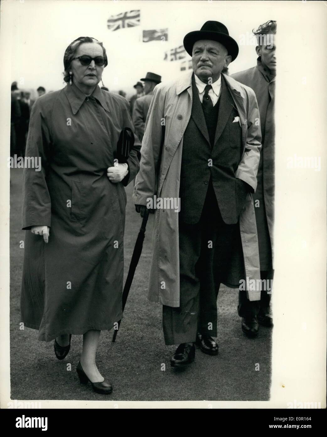 Septembre 09, 1957 - L'Farmborough Air Show. Le professeur Dornier d'Allemagne participe. : représentant de nombreux pays européens ont été d'être vu à l'écran. Air Farmborough La photo montre le professeur Claudius Dornier le célèbre concepteur d'avions allemand - avec son épouse lors de leur visite à l'émission d'aujourd'hui. Banque D'Images