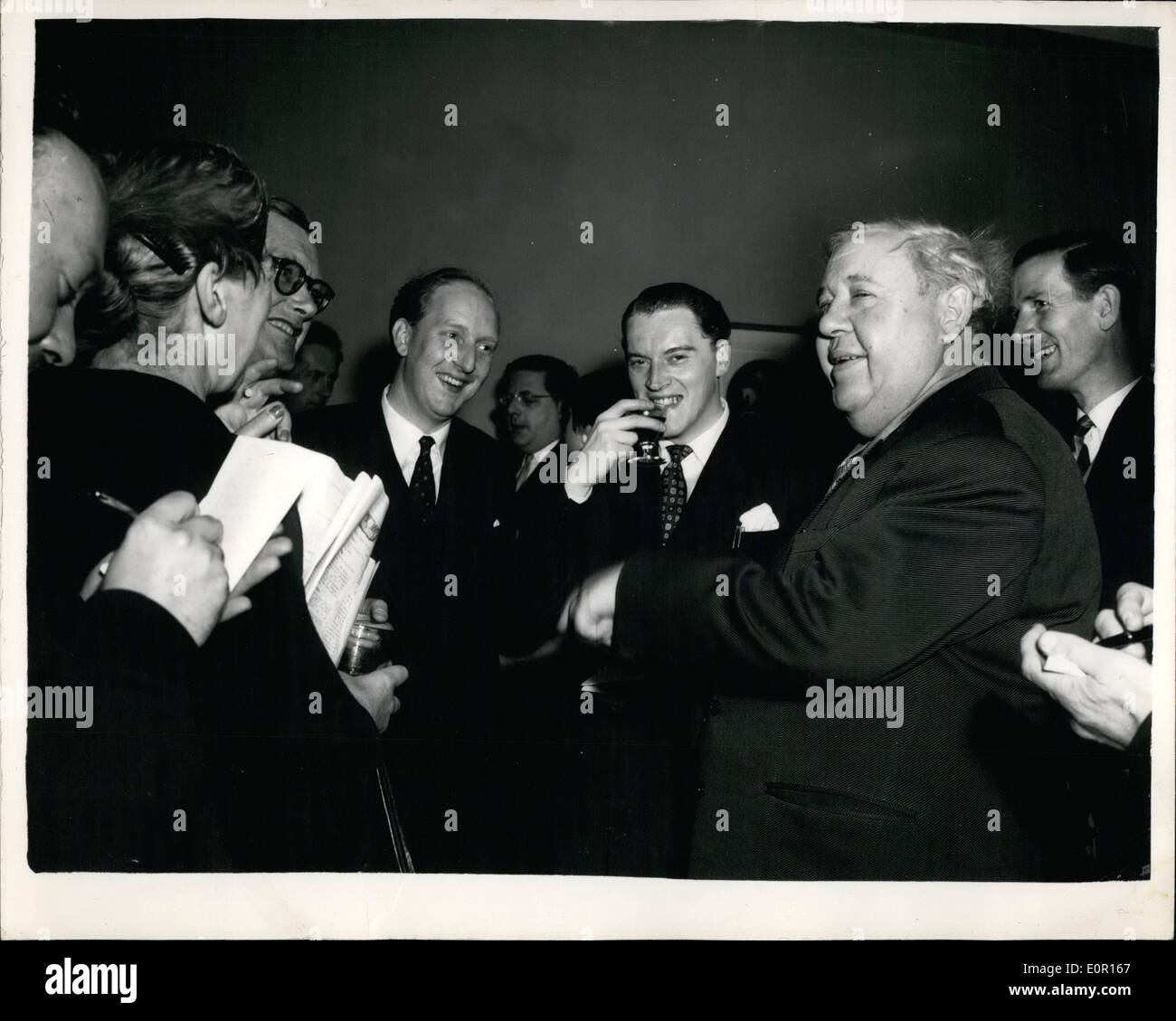 Septembre 09, 1957 - CHARLES LAUGHTON ACCUEIL PRESSE. Un accueil presse pour Charles Laughton, l'acteur d'origine britannique, qui est arrivé ici la semaine dernière, s'est tenue à Londres aujourd'hui. Il fera sa première apparition à la télévision britannique lo Granada TV programme de CHELSEA À NEUF, le 1er octobre. PHOTO : KEYSTONE MONTRE- Charles Laughton interviewée par la presse - à la réception d'aujourd'hui. Banque D'Images