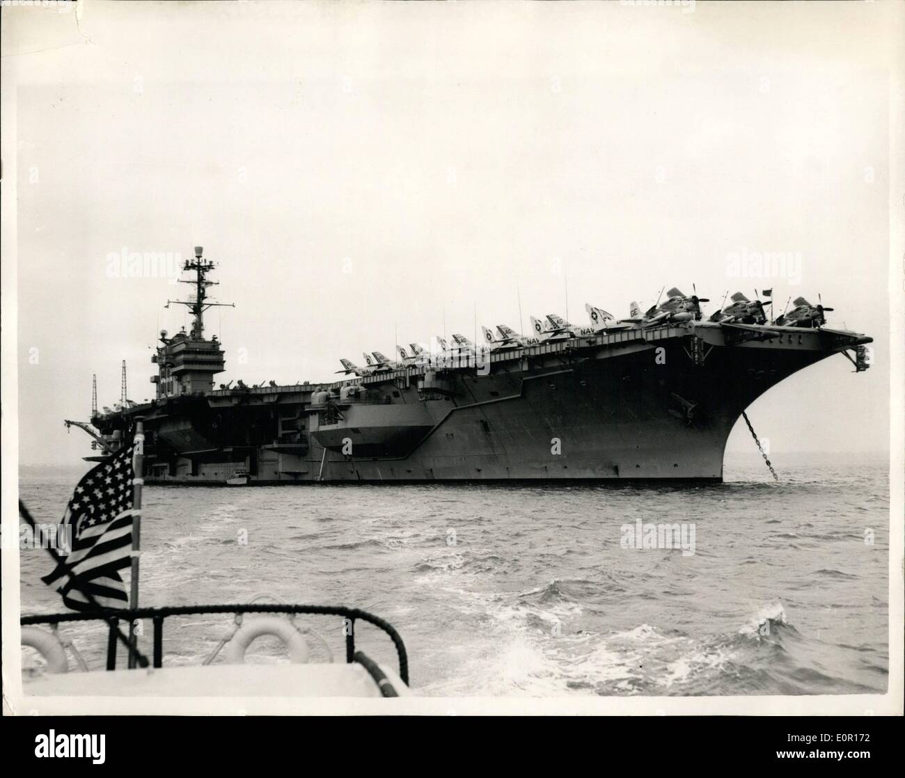 Septembre 09, 1957 - La plus grande société mondiale de porte-avions à Portsmouth. Le U.S.S Saratoga. Le plus grand porte-avions du U.S.S. Saratoga était d'être vu à Portsmouth aujourd'hui. Elle est membre de la de nombreux navires qui participent à la plus grande organisation du traité de l'Atlantique Nord programme test qui se déroulera à l'Atlantique cette semaine. La photo montre la vue de l'USS Saratoga - comme elle licencier Portsmouth aujourd'hui. Elle est le plus grand porte-avions dans le monde. Banque D'Images