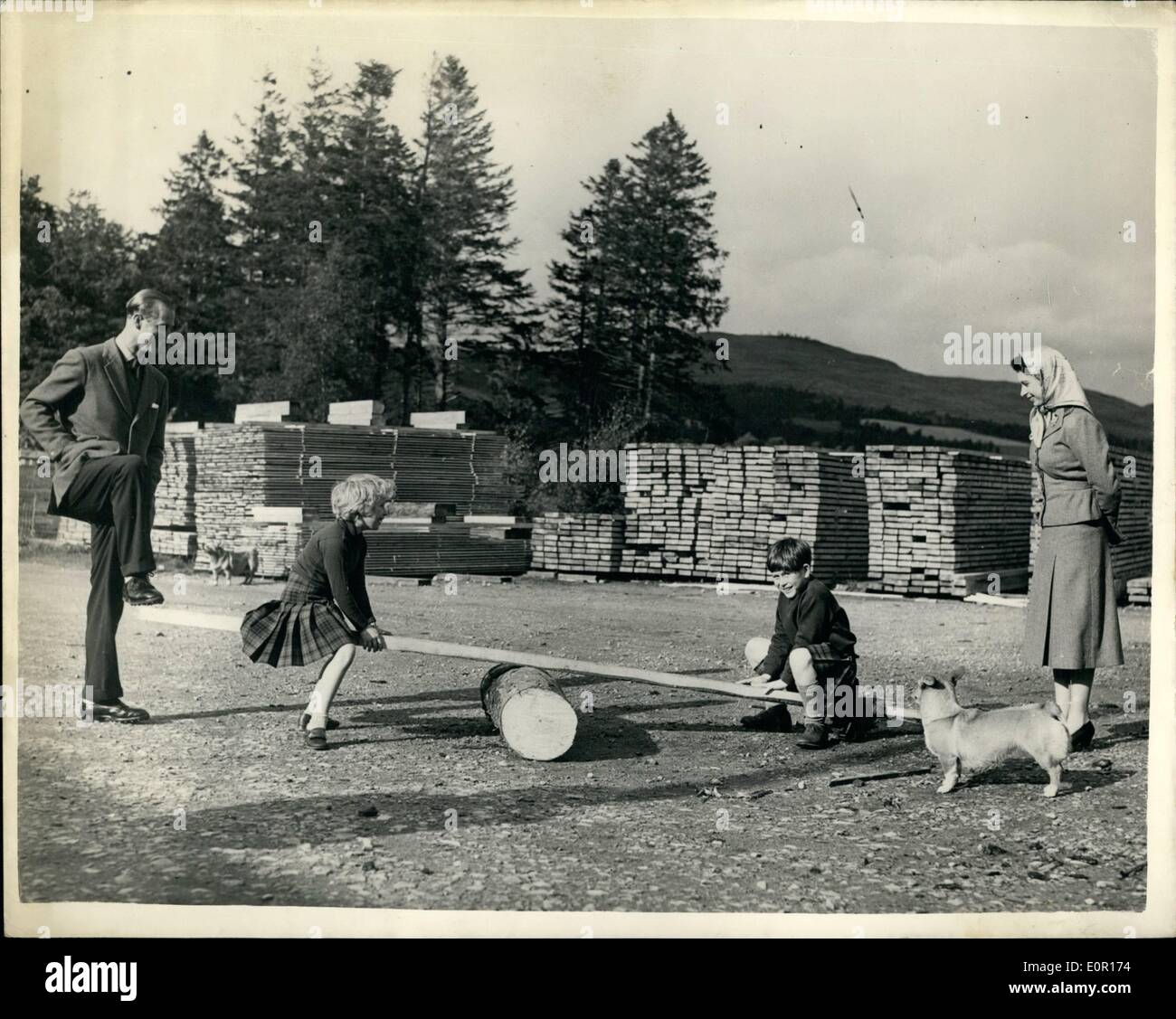 Septembre 09, 1957 - La famille royale à Balmoral. : H.M La Reine regarde en souriant comme le duc d'Édimbourg aide le Prince Charles sur la balançoire, lors d'une visite hier à une scierie sur le Balmoral Estate. Banque D'Images