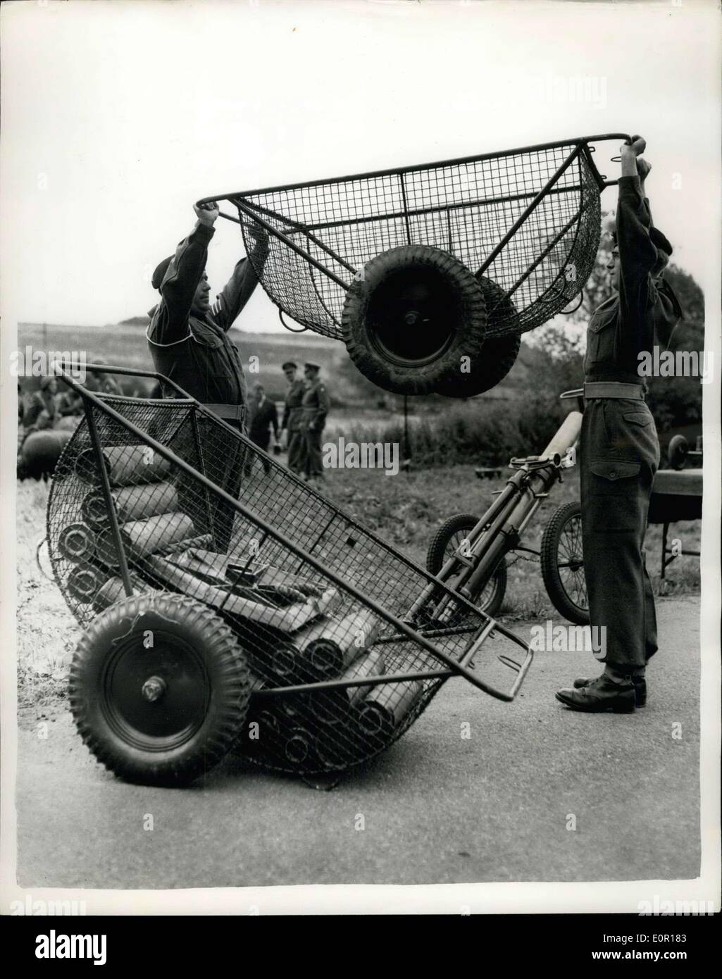 Septembre 11, 1957 - Nouveau matériel de transport de l'armée fait preuve . Chariot léger pour la terre et l'utilisation de l'eau. : Une manifestation a eu lieu au Camp Bulford Wiltshire, hier, de trois types de chariots de transport conçu par le 1er. La Division d'infanterie pour déplacer de lourdes pièces jointes au mortier à travers le pays et plus d'obstacles d'eau. Le chariot est sous la forme d'un châssis tubulaires en métal galvanisé avec un panier en fil - et équipé de deux roues avec bandage pneumatique - qui peuvent être détachés. Ils peuvent être transformés en transport de l'eau par l'association des deux buoyanoy - sacs en plastique et recouvert d'une toile Banque D'Images