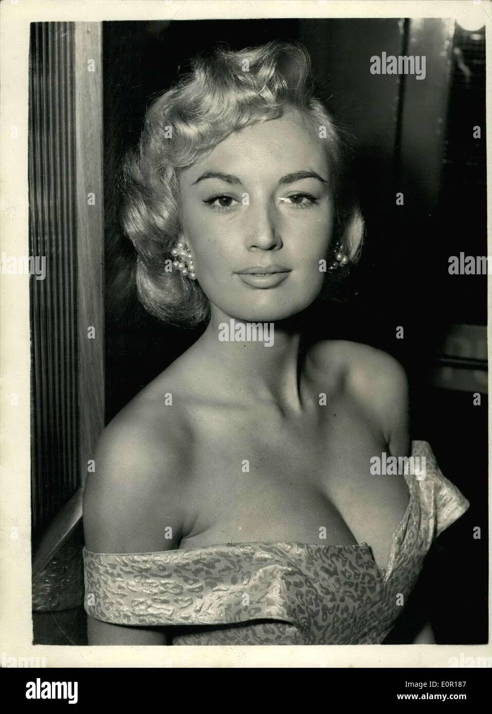 Septembre 12, 1957 - Première mondiale de ''Un roi à New York'', Shirley Dean : assiste à la première mondiale de la ''film de Charlie Chaplin un roi à New York'' - a eu lieu ce soir à la Leicester Square Theatre. Photo montre vingt un ans Shirley Dean qui joue le rôle d'une infirmière américaine dans le film - arrive pour la premiere ce soir. Banque D'Images