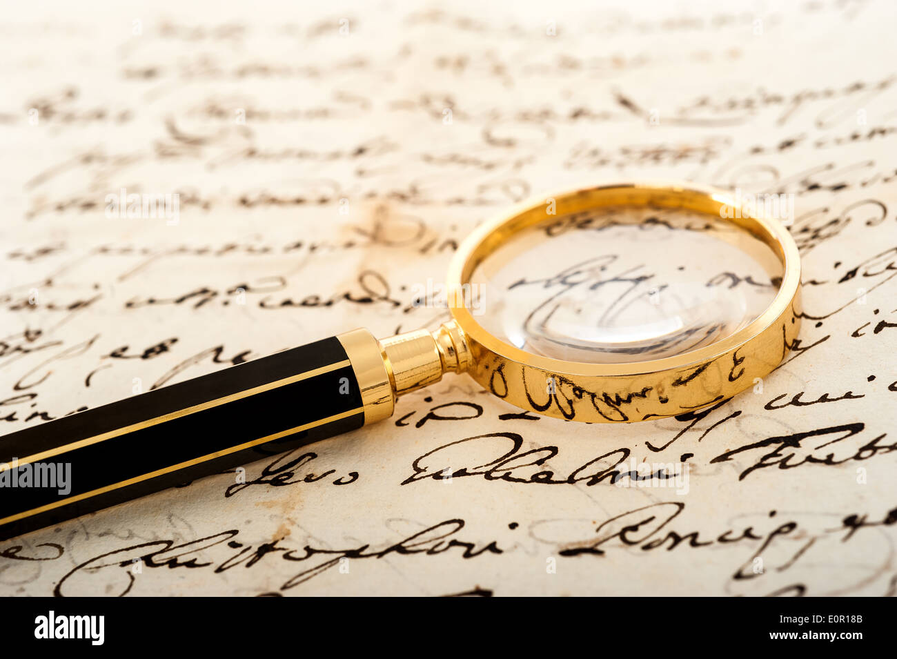 Loupe sur une vieille lettre manuscrite Banque D'Images