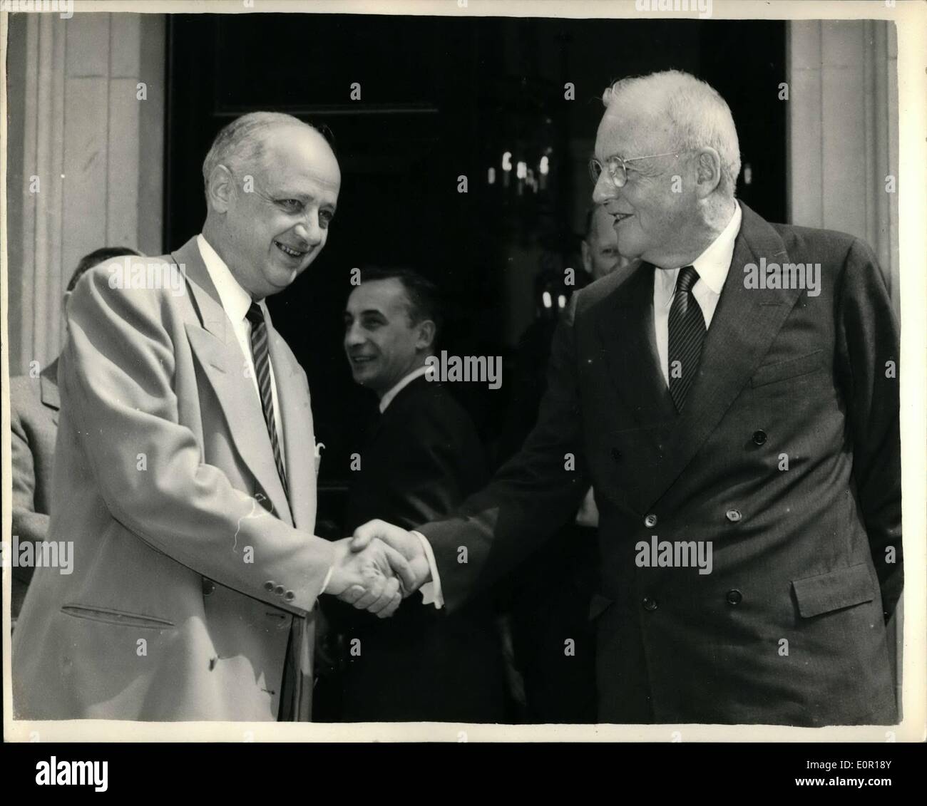 08 août, 1957 - M. Pinau repas avec M. Dulles à la résidence de l'Ambassadeur des États-Unis à Londres. : M. Pinau Secrétaire des Affaires étrangères français qui est arrivé à Londres ce matin pour Disarment - pourparlers déjeuné cet après-midi avec M. Dulles au domicile de l'Ambassadeur des Etats-Unis à Londres. Photo montre M. Dulles, serre la main avec M. Pinau - après le déjeuner cet après-midi. Banque D'Images