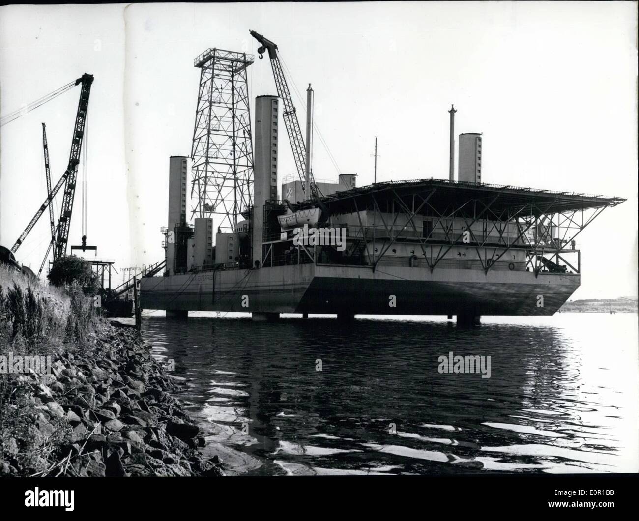 08 août, 1957 - elle nage de quatre jambes. ''Adma Enterprise '', le premier forage de pétrole brut - isle qui a été construit à un Allemand Banque D'Images