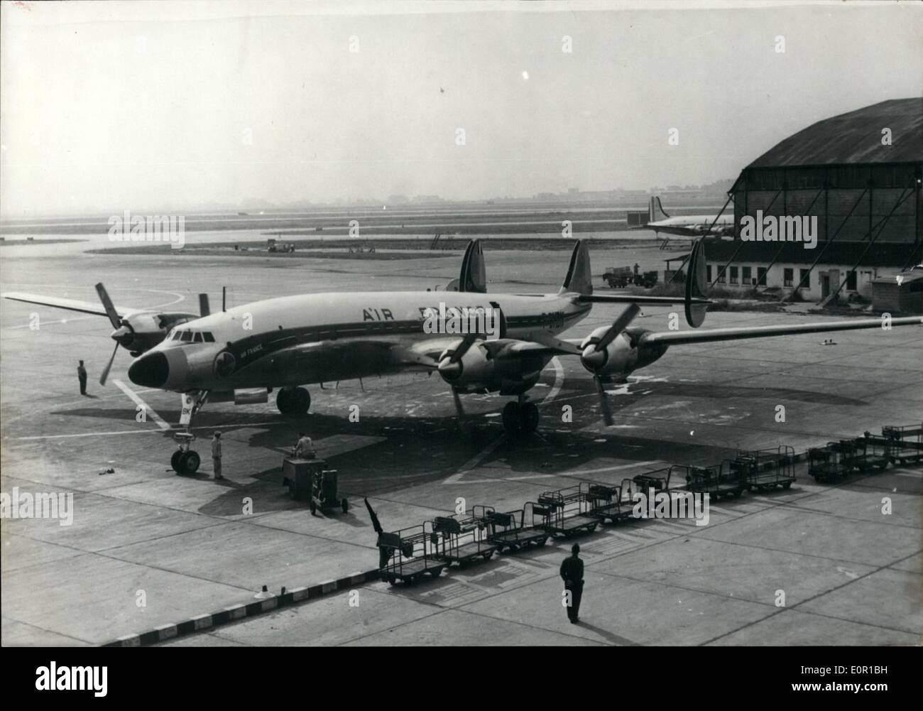 08 août 1957 - Nouvel avion Air-France pour un nouvel avion, le ''tarliner'', est d'ailleurs d'Air-France pour sa flotte d'avions de ligne. Le ''tarliner » sera sur le vol Paris-New-York de vol non-stop. Ops :- la ''tarliner'' à l'aéroport d'Orly. Banque D'Images