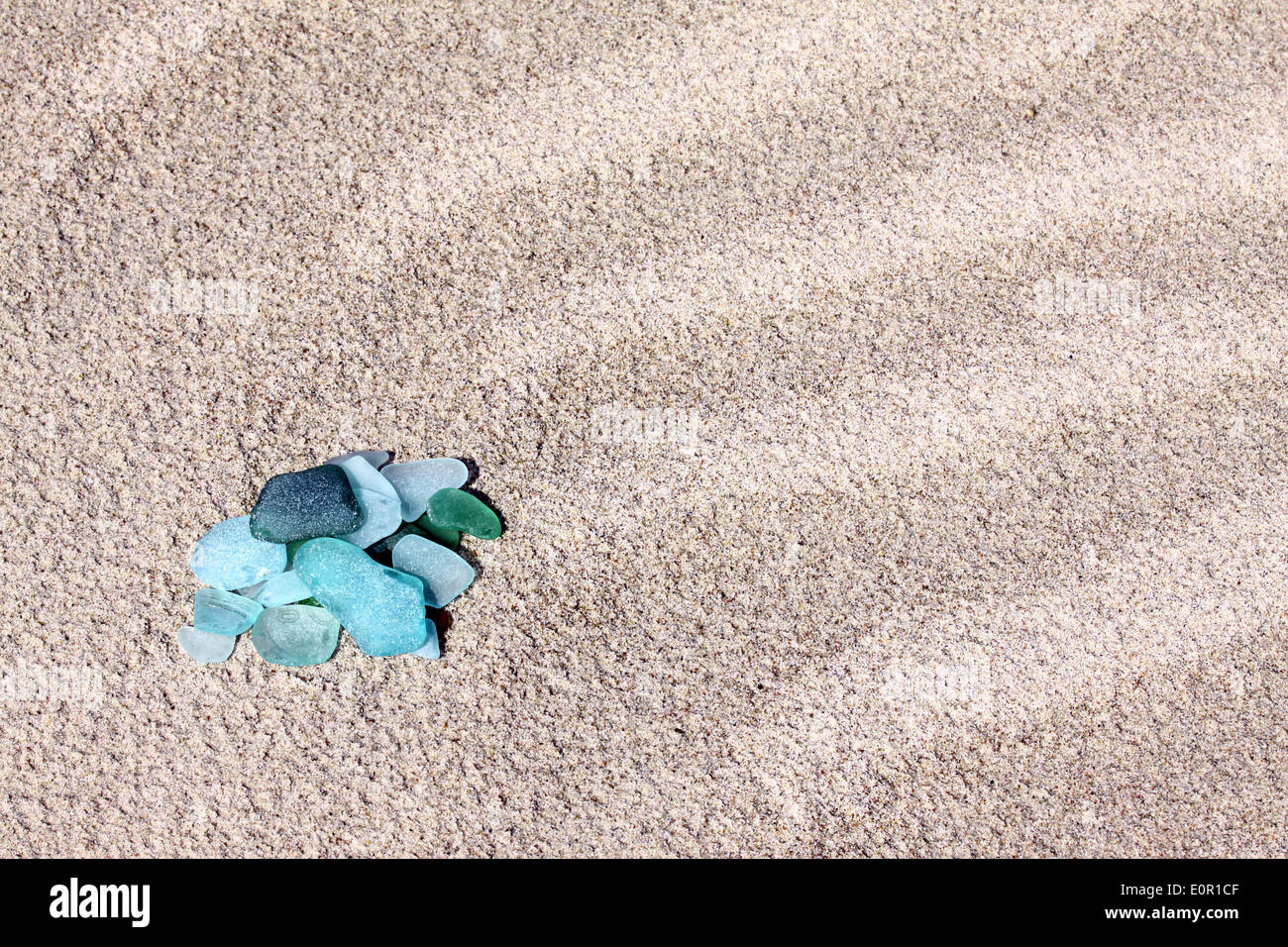 Un tas de cailloux de verre la mer sur le sable Banque D'Images