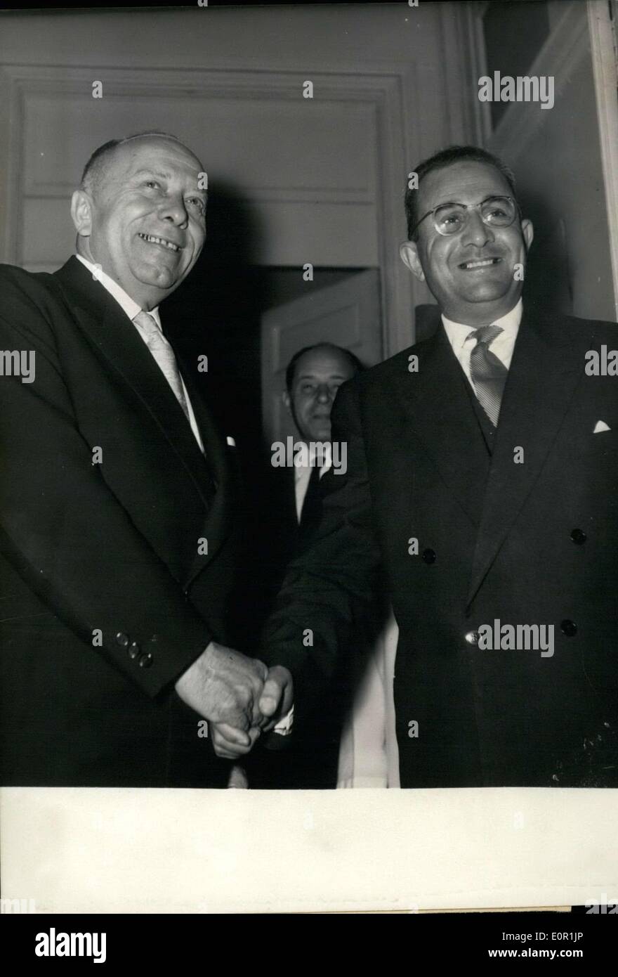 22 août, 1957 - Les négociations entre la France et le Maroc a repris cet après-midi à Paris. Emile Claparede (à gauche), Secrétaire d'affaires marocain et tunisien, serre la main de Ben Djelloun Interum, Ministre des affaires étrangères du Maroc, qui préside la délégation. Banque D'Images