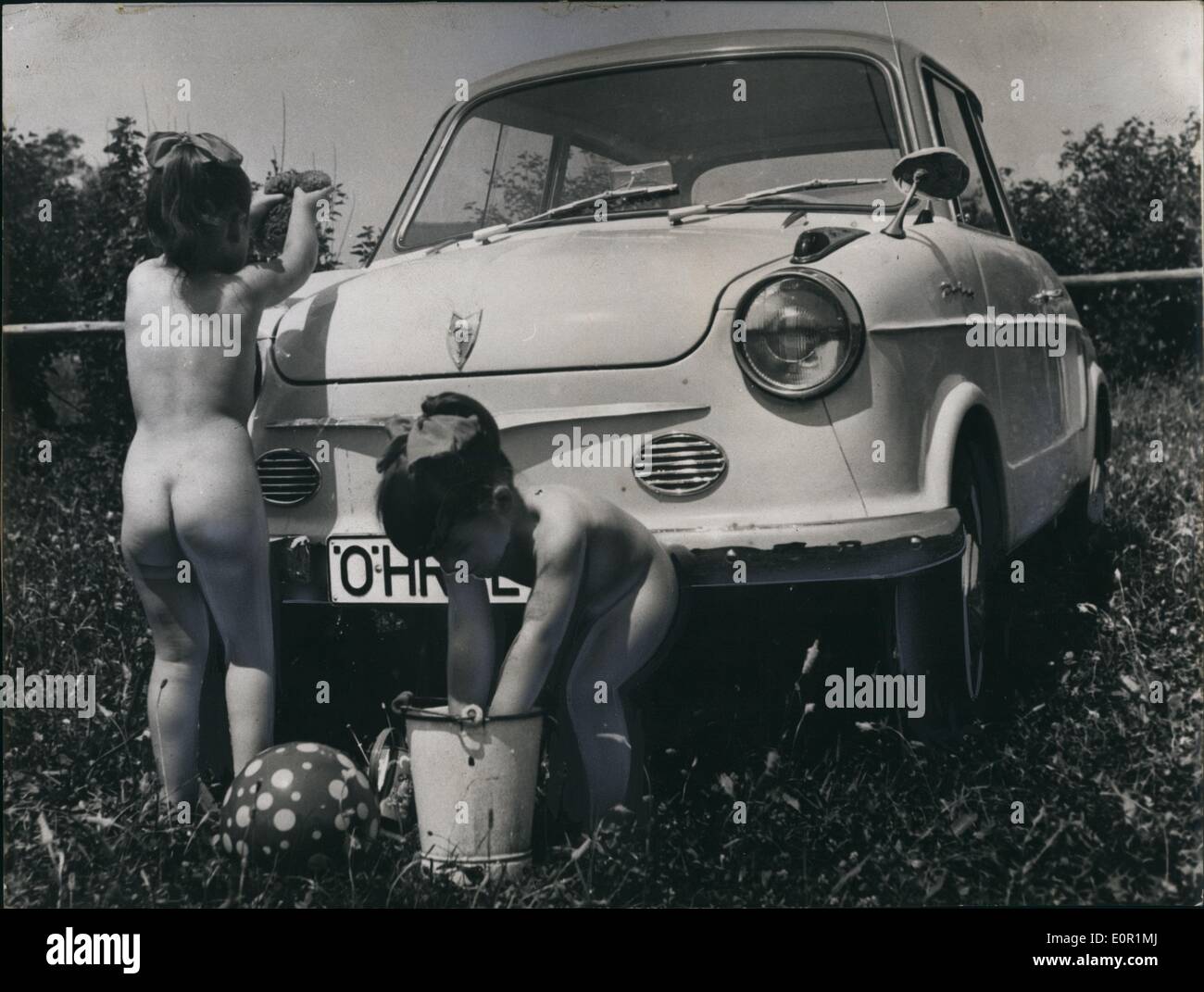 Septembre 09, 1957 - ''père et fils'' pour être vu à la 38e exposition internationale de voitures. : La firme NSU enfin lève le secret bien gardé de longue et illustre la nouvelle petite voiture, qui a été construit après un intervalle de 28 ans dans les œuvres de Neckarsulm (le frim avait construit depuis seulement deux-roues). Le ''Prinz'' (en deux finitions différentes) est une voiture de smart design et sound engine.Elle a un moteur puissant et une bonne stabilité de la rue. Le 36,6 pouces cubes moteur quatre-temps dans le dos est refroidi par air. Quatre des personnes ont suffisamment d'espace dans le ''Prinz'' Banque D'Images