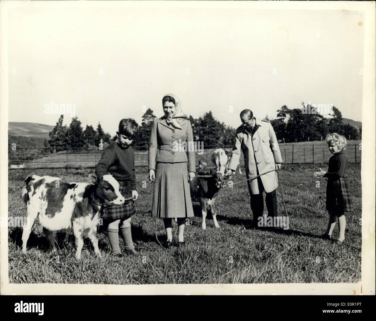 Septembre 16, 1957 - La famille royale à Balmoral : Sa Majesté la Reine, le duc d'Édimbourg, le Prince Charles et la Princesse Anne, se faire des amis Banque D'Images