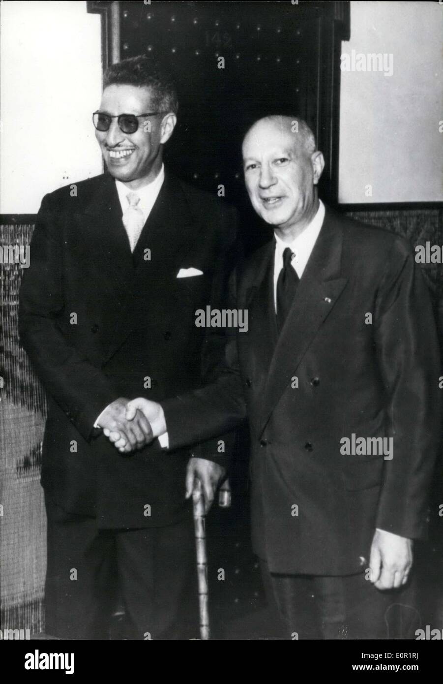 Septembre 20, 1957 - L'ambassadeur de France au Maroc Tanger Visites : M. Alexandre Parodi, nouvellement nommé Ambassadeur de France au Maroc, a été reçu par Si Bekkai, préder marocain à Tanger, hier. M. Parodi 9droite) s'est félicité par SI Bekkai. Banque D'Images