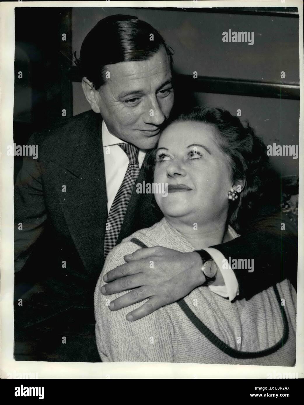 10 octobre 1957 - Le mariage de ''Sir'' Sidney Cain - est arrêté. Général Guernset rend une ordonnance. Le mariage prévue hier entre confidences filou self - le titre ''Sir '' Sidney Rawlinson Cain à la Marquise de Visdelou - Guimbeau échevin à hier sur ordre du procureur général de Guernesey M. W.H. Arnold. Il a fait l'ordre après avoir entendu des objections au mariage-soulevées par la soeur de la mariée Mme Olga Smith, de Richmond, Surrey Banque D'Images