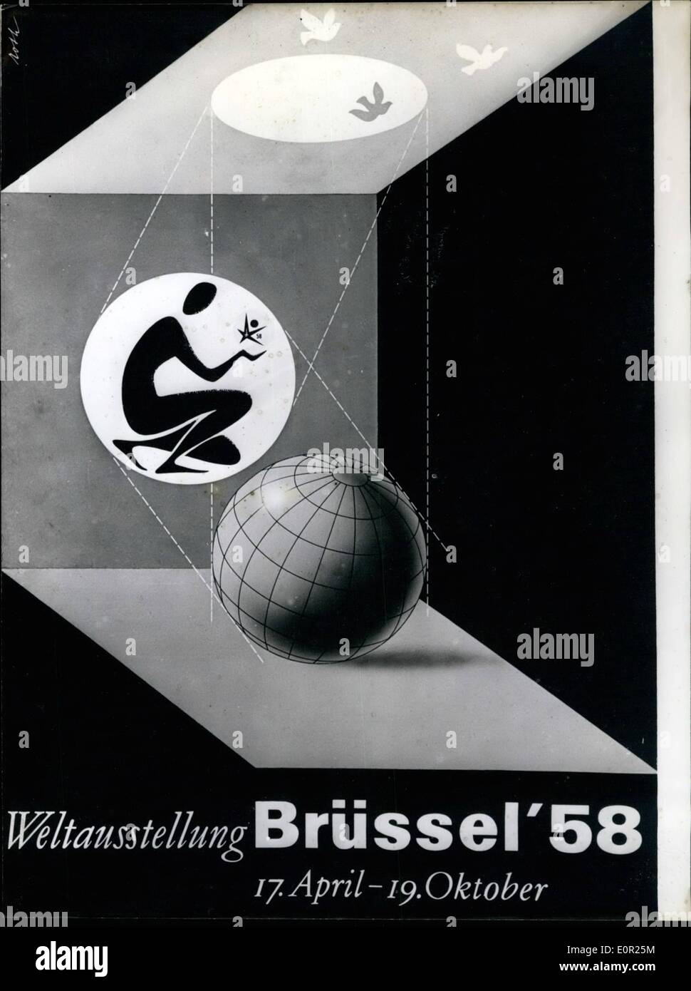 10 octobre, 1957 - affiche de l'Exposition Mondiale allemande par Richard Roth de Munich. La Commission Générale de l'World-Exhibition Bruxelles avait demandé à l'artiste de divers pays pour attirer des affiches avec des inscriptions dans leur propre langue pour le monde-:exposition. En Allemagne les artistes Zimmermann, Schwabe, Roth et Zillin gar ont été commandées pour cette affiche. L'une peint par Richard Roth de MInich (notre photo) a été choisi à Bruxelles et sera imprimé en 80000 exemplaires pour le monde,salon afin d'être utilisé avec des affiches d'artistes par Belk Banque D'Images 10 octobre, 1957 - affiche de l'Exposition Mondiale allemande par Richard Roth de Munich. La Commission Générale de l'World-Exhibition Bruxelles avait demandé à l'artiste de divers pays pour attirer des affiches avec des inscriptions dans leur propre langue pour le monde-:exposition. En Allemagne les artistes Zimmermann, Schwabe, Roth et Zillin gar ont été commandées pour cette affiche. L'une peint par Richard Roth de MInich (notre photo) a été choisi à Bruxelles et sera imprimé en 80000 exemplaires pour le monde,salon afin d'être utilisé avec des affiches d'artistes par Belk Banque D'Images