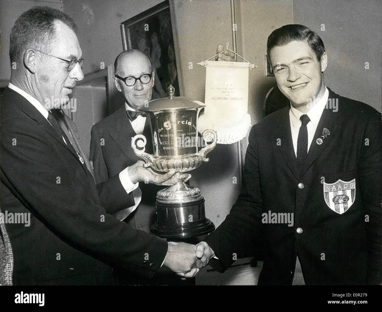 Septembre 09, 1957 - Championnat du Monde de Pêche : le jeune de 21 ans John Tarantino à partir de San Francisco est devenu le meilleur des 60 membres de 18 nations au championnat à Kiel. Le président de la Fédération International Casting Myron Gregory (à gauche) remet le trophée à couvrir M. John Tarantin. Banque D'Images
