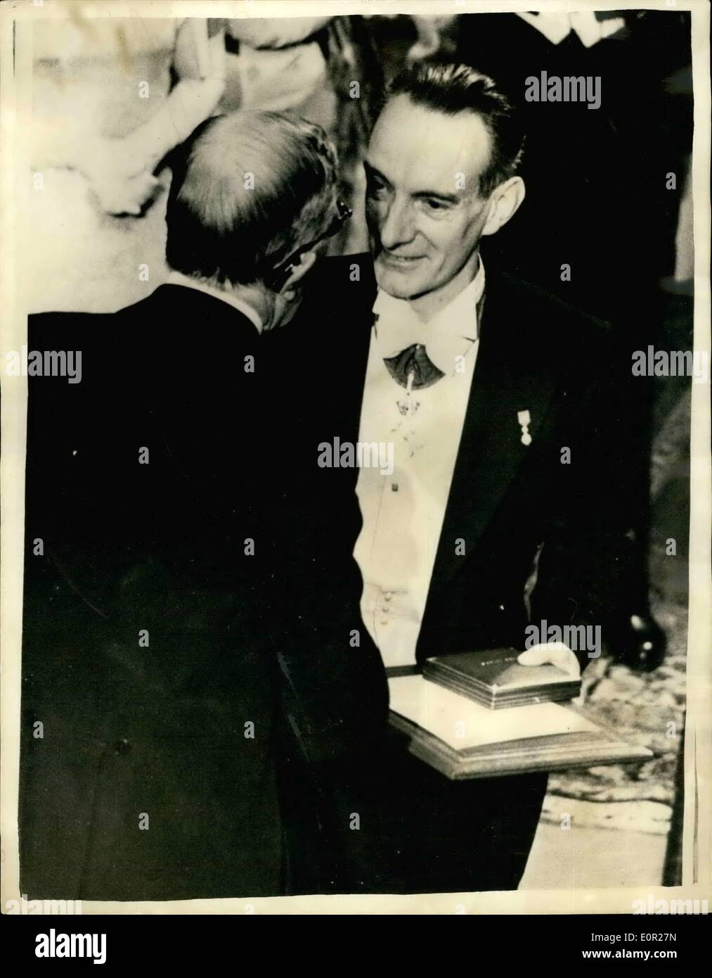 Le 12 décembre 1957 - Prix Nobel - lauréats reçoivent des prix à Stockholm : Cette année, le prix Nobel de physiologie et de médecine a été décerné à Prof.Daniel Bover , 50, de Rome. C'est pour des découvertes relatives à syntheic composés qui inhibent l'action de certaines substances du corps , en particulier leur action sur le système vasculaire et l'Skeleletal''. Il a reçu son prix des mains de roi Gustav lors d'une cérémonie organisée à la salle de concert à Stockhalm. Prof.Daniel Bover recevoir son prix, d'une valeur d'environ 14 500 ?. fromer le roi Gustave de Suède. Banque D'Images