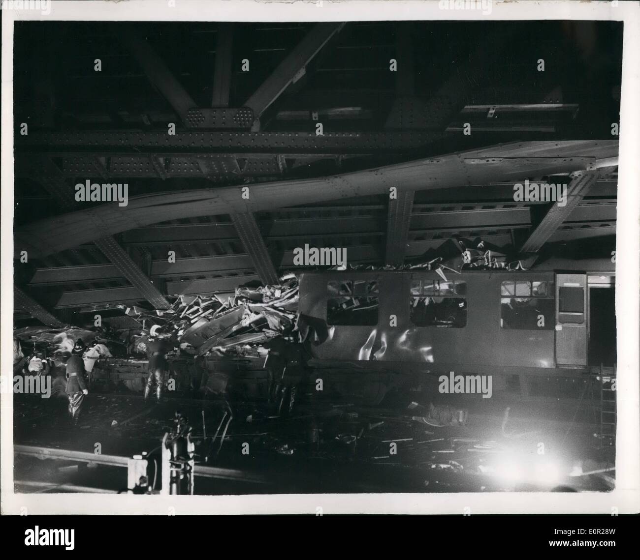 Le 12 décembre 1957 - Accident tragique à Lewisham : plus de quarante personnes auraient perdu la vie dans l'écrasement d'un train à vapeur de Cannon Street voie dans l'arrière de l'5-18 train électrique à partir de C Croix à Hayes peu après 6h00 dans un épais brouillard à l'extérieur de St. John's Station, Lewisham. Une partie de l'épave s'est écrasé dans la prise en charge d'un pont autoroutier en réunissant des parties de celui-ci vers le bas à l'écrasa les trains. La photo montre la vue générale du train crash après le pont s'était écrasé vers le bas sur le dessus de l'entraîneur. Banque D'Images