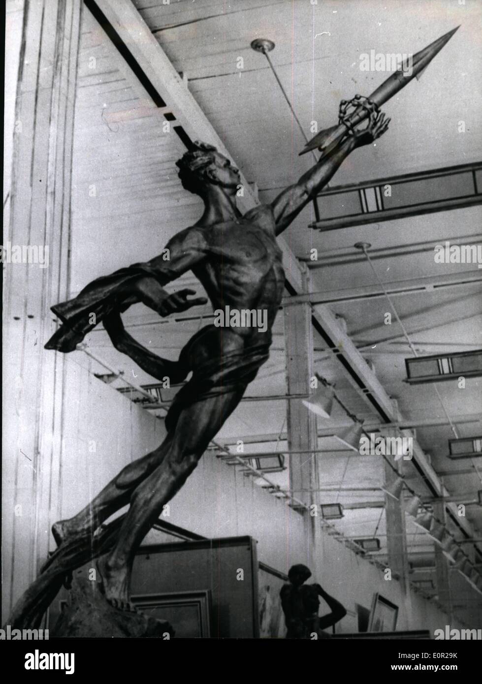 Le 12 décembre 1957 - artistes soviétiques sont ''jusqu'à ce jour'' ; artistes soviétiques sont réellement à jour afin de montrer les réalisations de leur pays dans leur art. Cette sculpture par G. Postnikov a trouvé beaucoup d'intérêt à l'Union européenne ''Tous'' exposition à Moscou. Le nom de la sculpture l'étoile. Banque D'Images