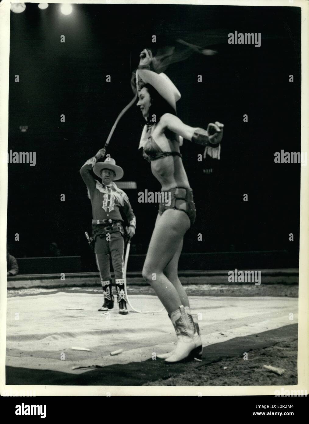 Le 12 décembre 1957 - Olympia Circus répétitions. La ''Loi de fissuration fouet''. Photo Keystone montre : ''le'' - Cordons d'effectuer leur whip cracking agir - dans lesquelles une correspondance tenue par la jeune fille est incendiée par le whip - suivie de l'effleurant l'écart d'une cigarette tenue à ses lèvres... Vu pendant les répétitions à Olympie du Bertram Mills Circus de Noël. Banque D'Images