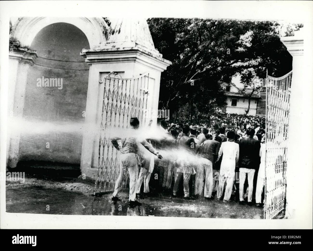 Le 12 décembre 1957 - mouvement de désobéissance civile au Népal... Politique Le plus important du Népal, alliance de trois partis progressistes - a lancé un mouvement de désobéissance civile - dans une forme non-violente - à l'appui de leurs demandes en vue d'une élection générale. Photo Keystone montre : Les membres de la brigade de pompiers arrosant les piquets qui formait à l'extérieur de la porte du Secrétariat... Les piquets tenu bon. La police a supprimé les piquets et les a libérés de prison après environ deux heures. Banque D'Images