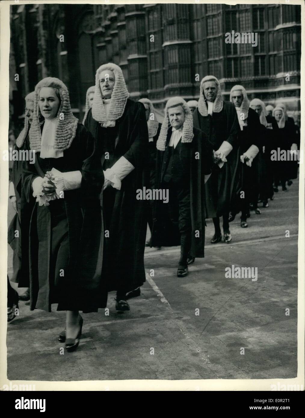 10 octobre 1957 - Le Service des juges à l'abbaye de Westminster. Mademoiselle Rose Heilbron C.R. Photo montre :- Mademoiselle Rose Heilbron C.R. en procession de l'abbaye à la Chambre des Lords - après avoir assisté à l'entretien du juge ce matin pour marquer l'ouverture du droit la Saint-michel à long terme. Banque D'Images