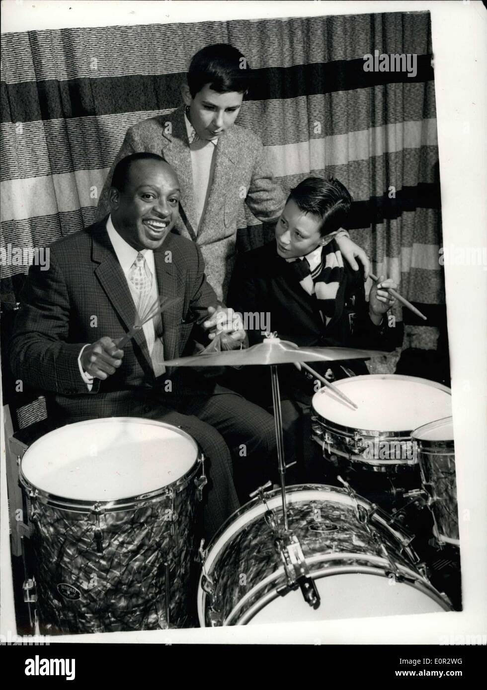 19 octobre 1957 - le célèbre joueur de jazz américain enseigne à deux London Schoolboys de jouer les Durms: Lionel Hampton le célèbre joueur de jazz américain a accepté d'enseigner à deux lycéens de Londres - Robin Brown (13) et son frère Jed (11) de jouer les tambours. Les garçons sont fans de Lionel Hapton - et jouent toujours dans ses records. Ils espèrent le voir à son arrivée à Londres, mais sa seule représentation a été un matinee de la charité de minuit, et ils ont pu le voir jouer, et il a dit que  fera mieux que ça - je vais vous enseigner... Ils ont eu une leçon ce matin Banque D'Images