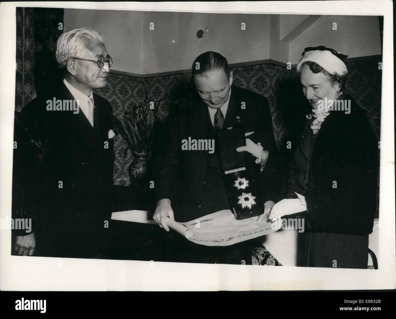 Le 27 décembre 1957 - ancien président de la U.S. Joint Chiefs of Staff décoré par l'empereur au Japon - L'amiral Rasdford l'ancien président de l'US Joint Chiefs of Staff a été récemment présenté avec le Japon - la plus haute décoration de la salle du Grand Cordon de l'Ordre du Soleil Levant'' - par l'empereur Hirohito du Japon - pour son travail remarquable dans l'amélioration de NOUS - relations japonais de la défense pour l'Extrême-Orient.. Photo Keystone montre :- l'amiral Radford et Mme Radford à admirer les décorations. À gauche est le Ministre des affaires étrangères, M. Aiichiro Fujiyama qui fait la présentation no Nom de l'Empereur Banque D'Images