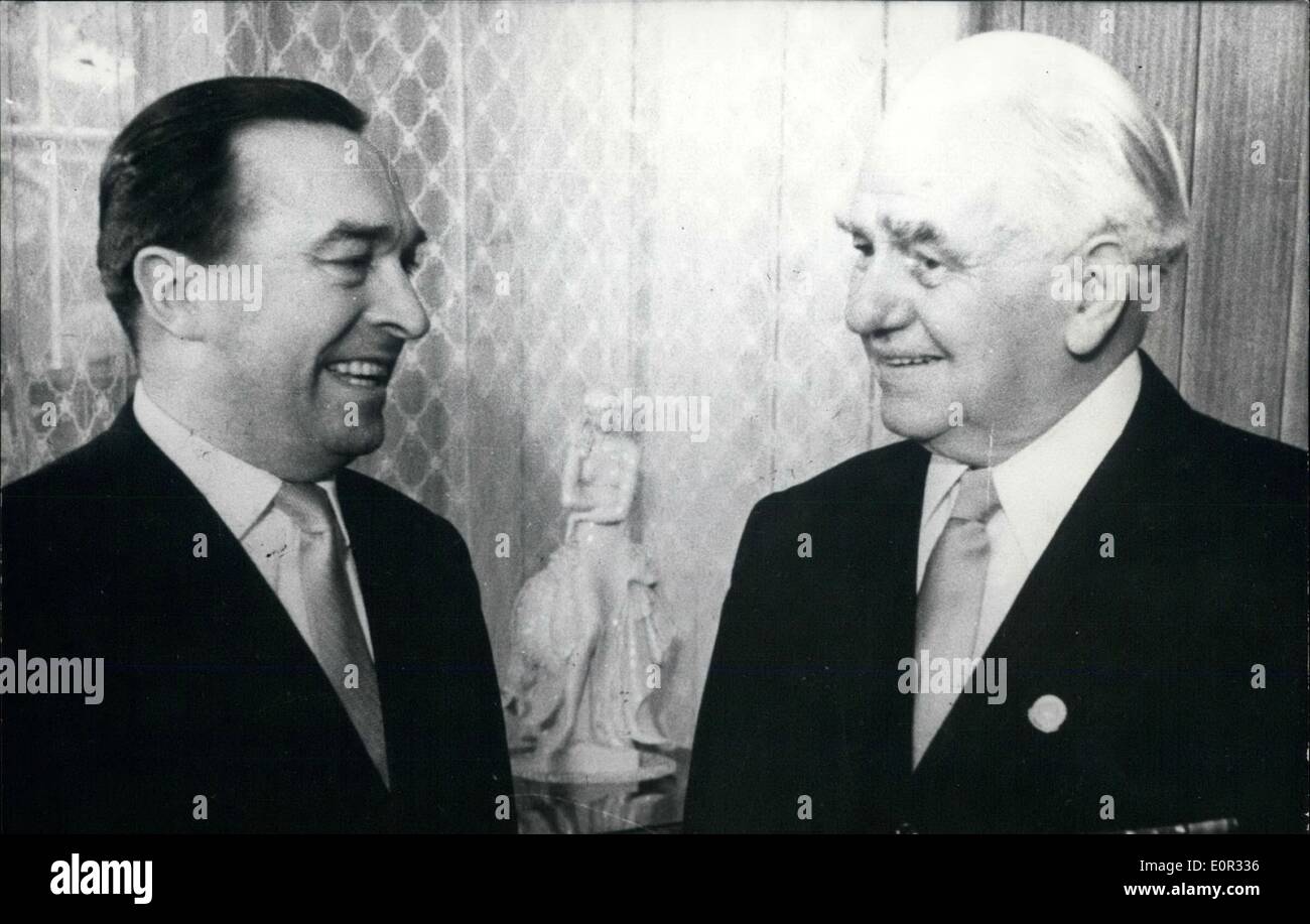 01 janvier, 1958 - L'ambassadeur russe quitte son poste dans l'Est - Berlin : étonnamment l'Ambassadeur russe G. M. Puschkin, accrédités auprès de la zone orientale de l'Allemagne, a quitté son poste. Pour le moment, ils ne savent pas qui sera son disciple. Photo montre G.M. Puschkin (côté gauche) au cours de sa dernière visite, afin de dire au revoir au président de l'Allemagne orientale, Wilhelm Pieck. Banque D'Images