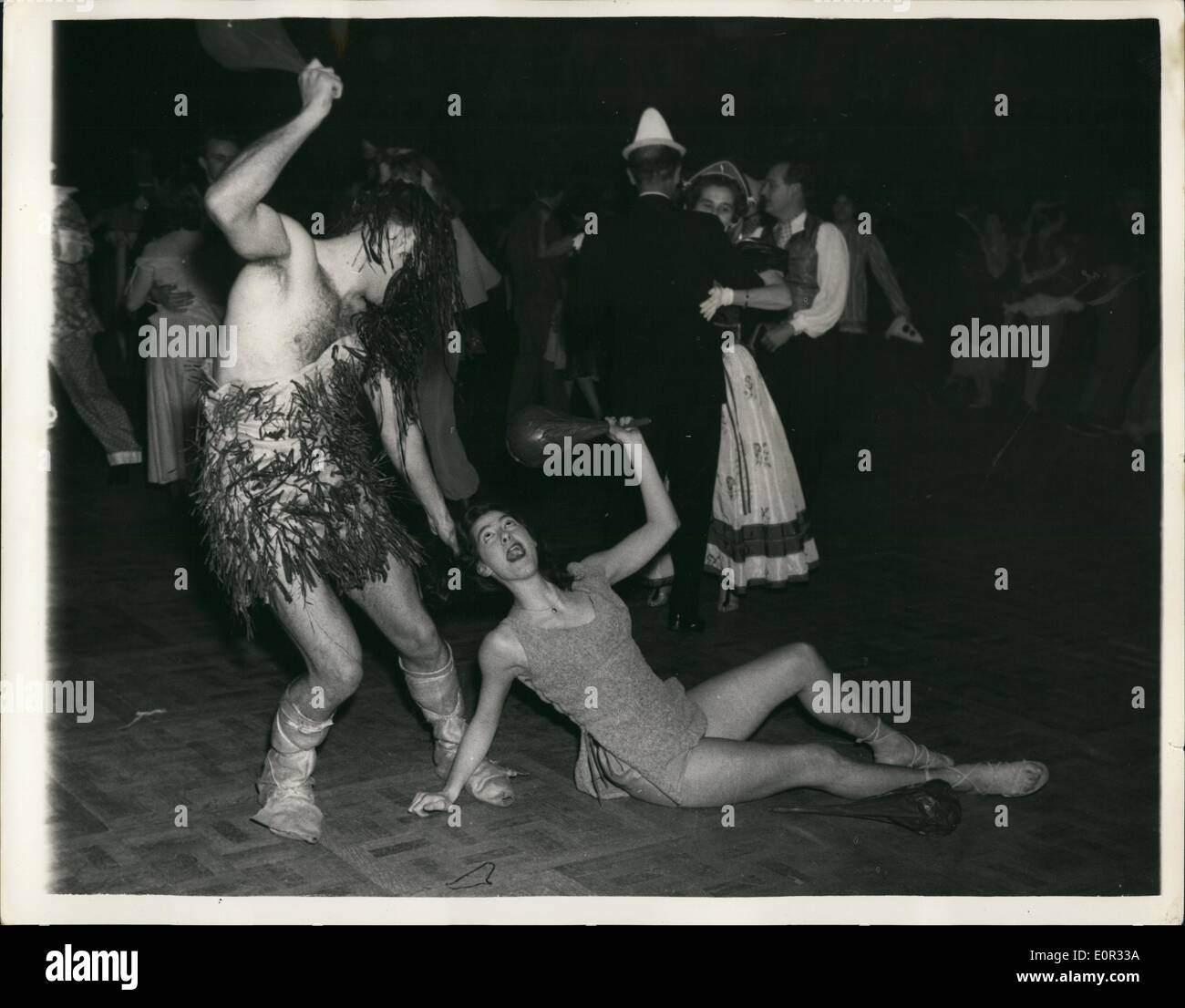 01 janvier 1958 - Célébration de la nouvelle année au Chelsea arts Ball : l'Albert Hall a été le théâtre de la gaieté lors de fêtards s'a célébré le Nouvel an à la 19e. Chelsea arts ball hier soir. La photo montre la poitrine velue - Caveman Jean Perrin demoiselle Rowena Bragg saisit par les cheveux et lève son club au Chelsea arts Ball hier soir. Banque D'Images