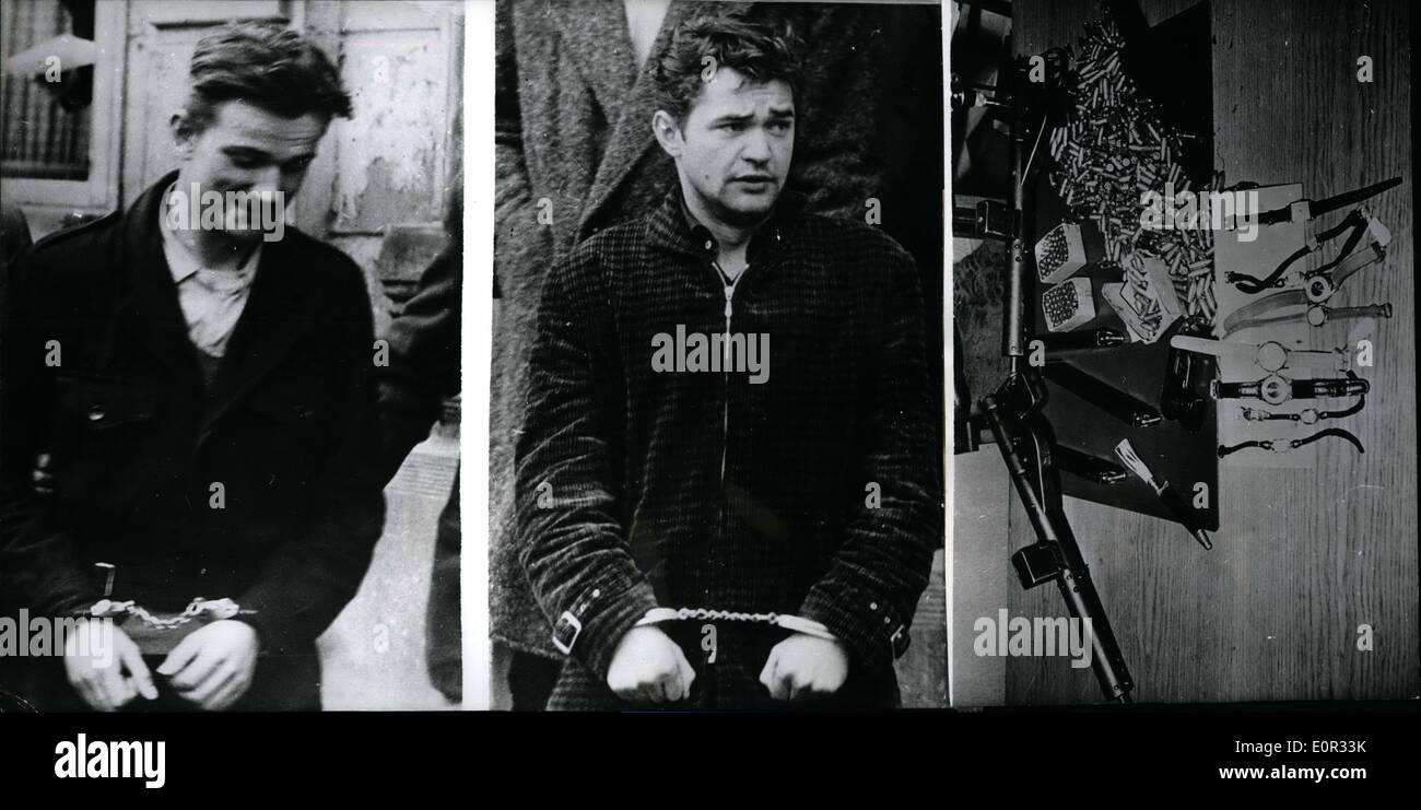 01 janv., 1958 - Heavy-weaponed voleurs arrêté par Saar-police : deux jeunes bandits, qui près de Homburg Saar , ont été l'exécution d'un num Banque D'Images