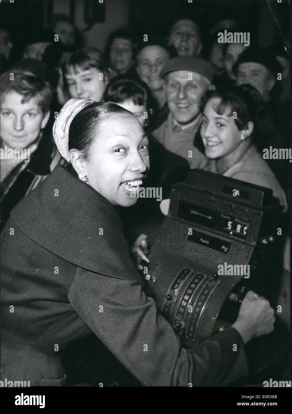 11 novembre 1957 - Joséphine à la caisse-enregistreuse. : dans un grand magasin de Berlin avait plus de clients qu'elle pourrait manipuler. Banque D'Images