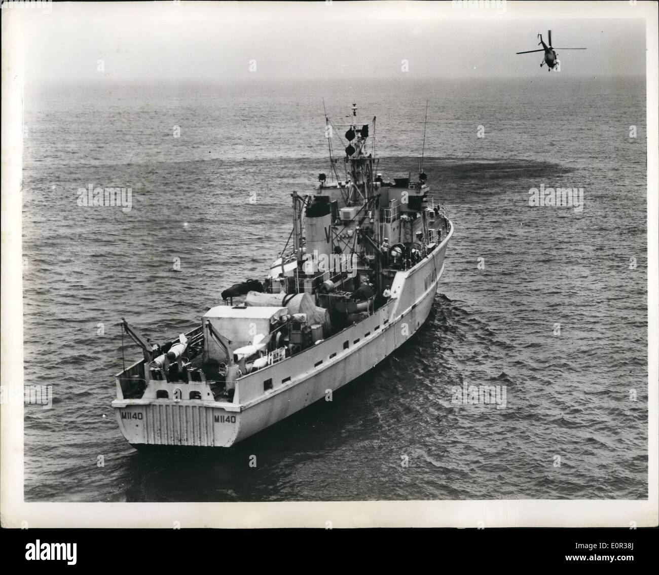 11 novembre 1957 - navire remorqué par hélicoptère : un test pour montrer la valeur de gros hélicoptères dans des travaux ont été réalisés par la Grande-Bretagne;s Royal Navy de la Naval Air Station à Lee-on-Solent, en Angleterre. Flying 30 pieds au-dessus de l'eau avec un câble de remorquage d'environ 160 mètres de l'hélicoptère un tourbillon a été remorqué le long Gavington 360 démineur (tonnes). Photo montre Tourbillon des chalands, le dragueur. Banque D'Images