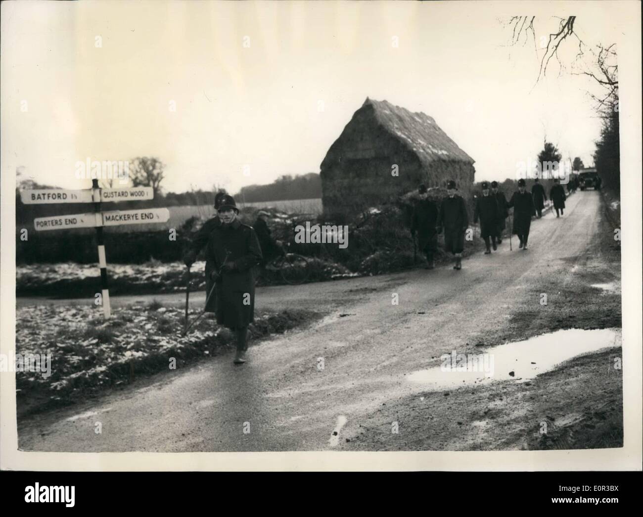 01 janv., 1958 - Nouvelle recherche de missing girl : une nouvelle recherche dont cinquante policiers, assistés par des bénévoles civils participent, a commencé aujourd'hui à 17 ans, ANN KNOBLETT, d'Heath Cottages, Wheathampstead, Herts, qui disparut le lundi en revenant d'une classe de danse. La photo montre une partie de recherche de la police sur la voie d'une nouvelle zone de recherche aujourd'hui. Banque D'Images