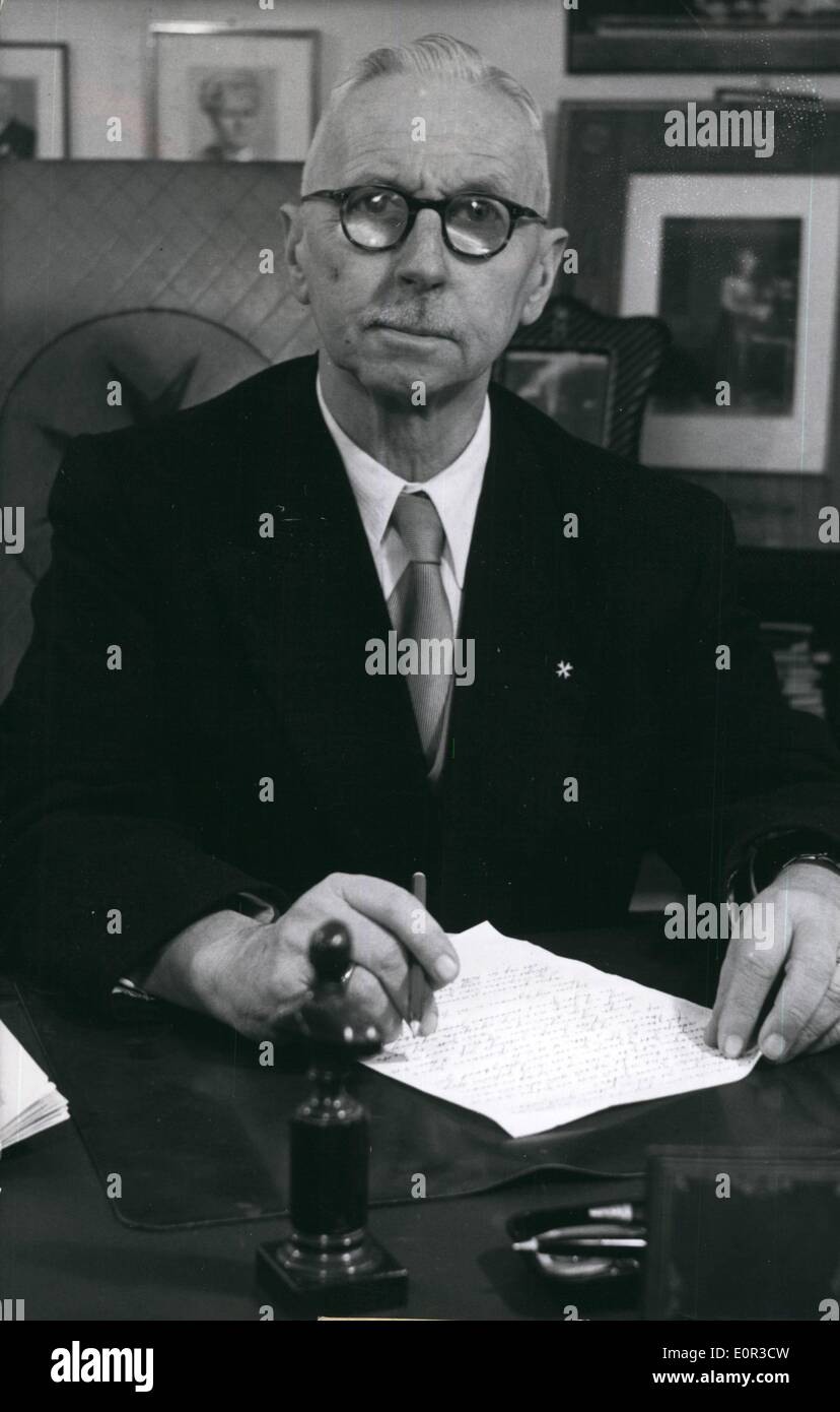 01 janv., 1958 - Prince Oskar de Prusse est mort : Oskar Prince de Prusse, le dernier fils de l'empereur Guillaume II, Maître des Chevaliers de Saint-Jean Jhn est décédé à Munich dans la nuit du 27 janvier après une longue et grave maladie. Les funérailles auront lieu dans le château de la famille de la près de Hohenzollern Hechingen. Banque D'Images