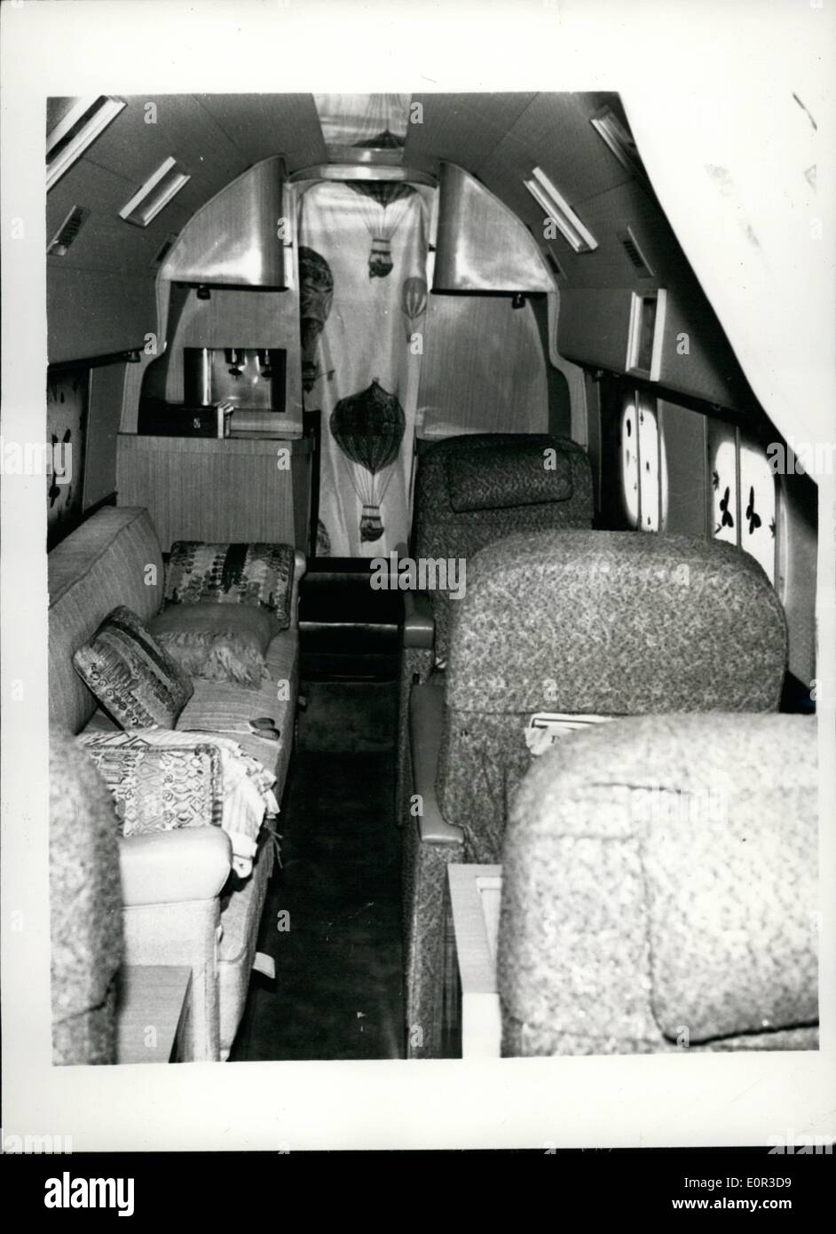 01 janvier 1958 - Le vol fabuleux accueil de Mike Todd et Liz Taylor ; il y a de vrais papillons sur les fenêtres, d'un dressing. café bar, bar à cocktails et d'un téléphone relié à toutes les parties du monde. Toutes ces t hings sont à bord de l'avion privé de Mike Todd. L'intérieur c'est comme marcher dans un salon d'un hôtel avec un lourd tas, vin tapis de couleur claire s'étendait la longueur du fuselage. Il y a six sièges (note de sécurité ; l'arrière, avec de la couleur corail lumineux au milieu du bateau et il y a un canapé qui s'ouvre pour former un lit double Banque D'Images