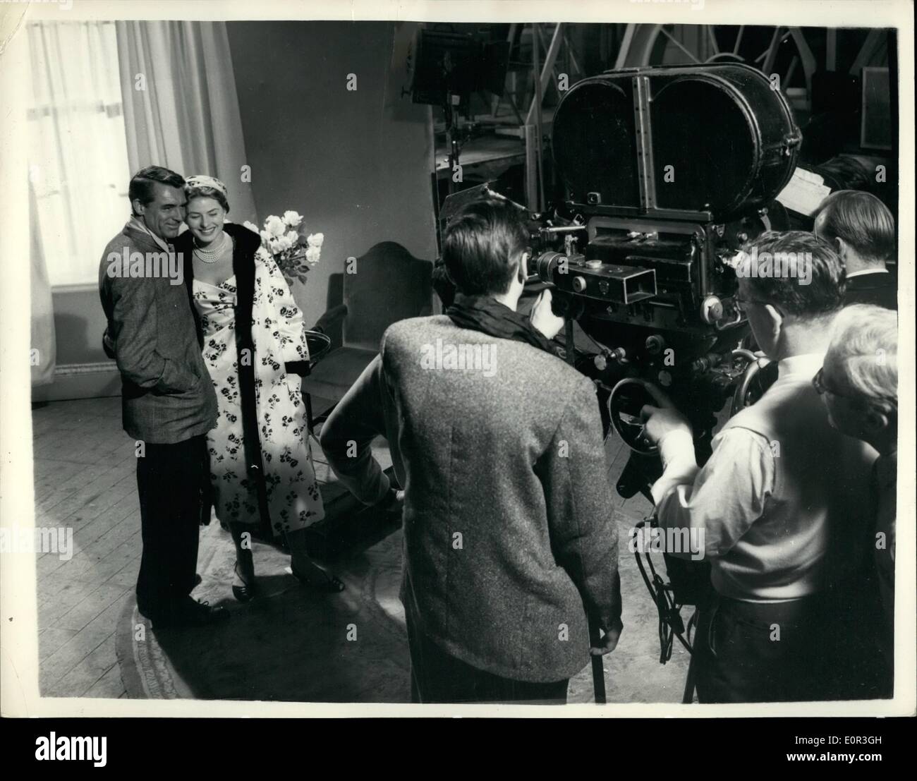 11 novembre 1957 - Ingrid Bergman et Cary Grant le tournage à Elstree...Avec dans ''Genre Sir'' : Ingrid Bergman qui a été récemment séparée de son mari Roberto Rossellini était d'vu à Elstree Studios son matin filmer avec Cary Grant.. Ils sont en vedette dans ''Genre Sir'' -- dans lequel Ingrid joue le rôle d'une actrice qui tombe en amour avec Cary Grant -- comme une N.A.T.O. Des fonctionnaires. Photo montre Ingrid Bergman et Cary Grant sur le plateau à Elstree. Banque D'Images