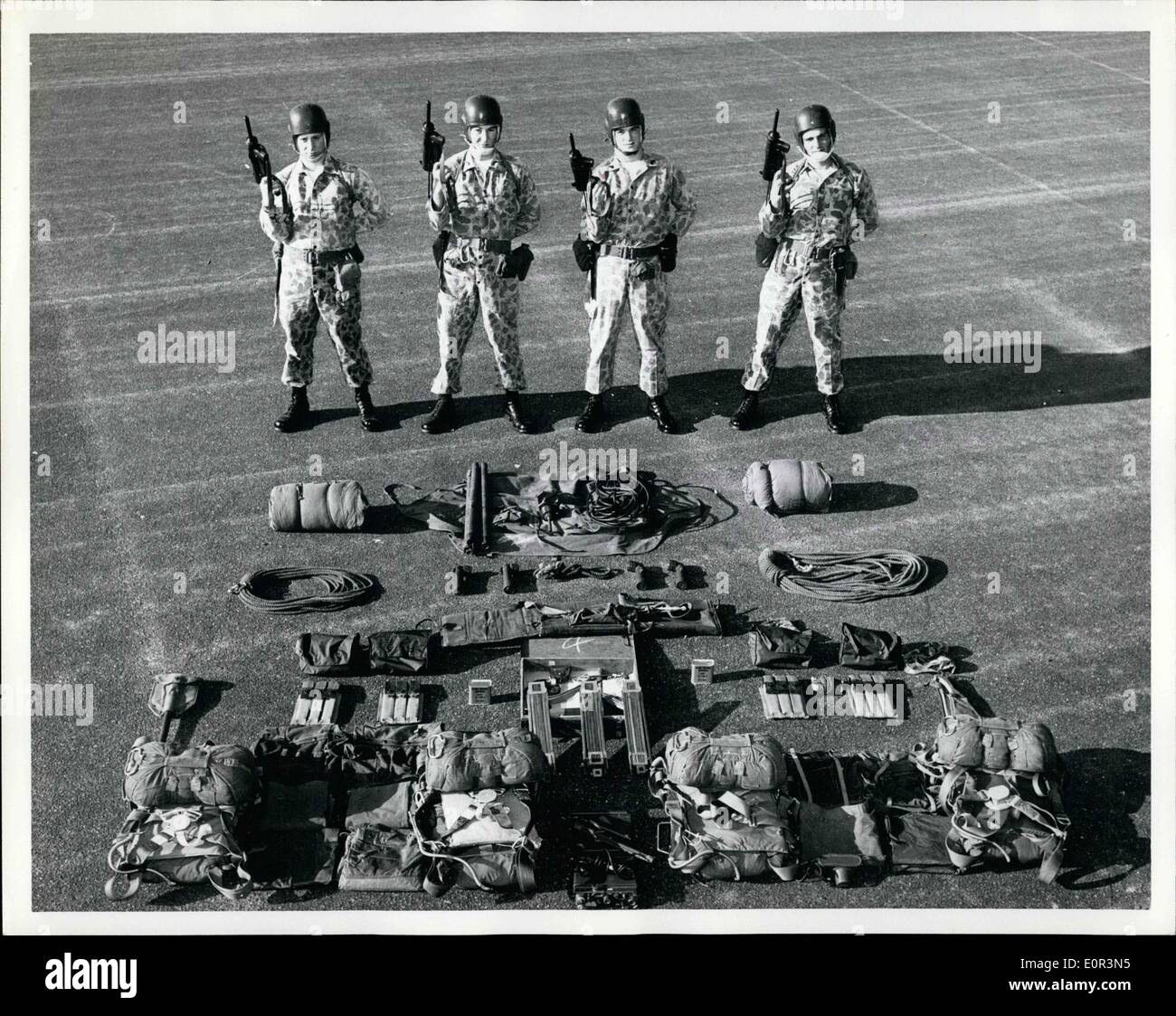 01 janv., 1958 - ''Nouvelle Génération'' : un Marine Corps quatre-man de l'équipe de parachutistes du scoutisme pose avec une partie de l'équipement et du matériel nécessaires pour accomplir leur mission. ell versés dans l'art de la survie de la terre, l'équipe ne portent qu'un min l'approvisionnement alimentaire. L'équipement radio spécial pour activer puis contion avec des avions volant à haute altitude n'est pas testé. Banque D'Images