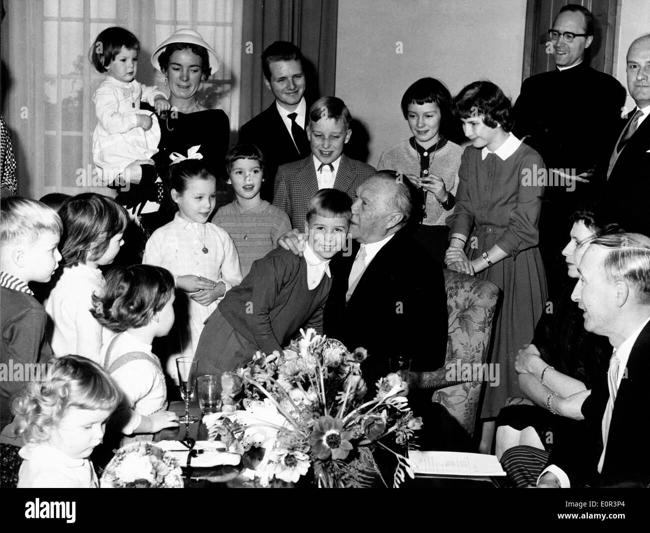 Dr. Konrad Adenauer célèbre l'anniversaire avec la famille Banque D'Images