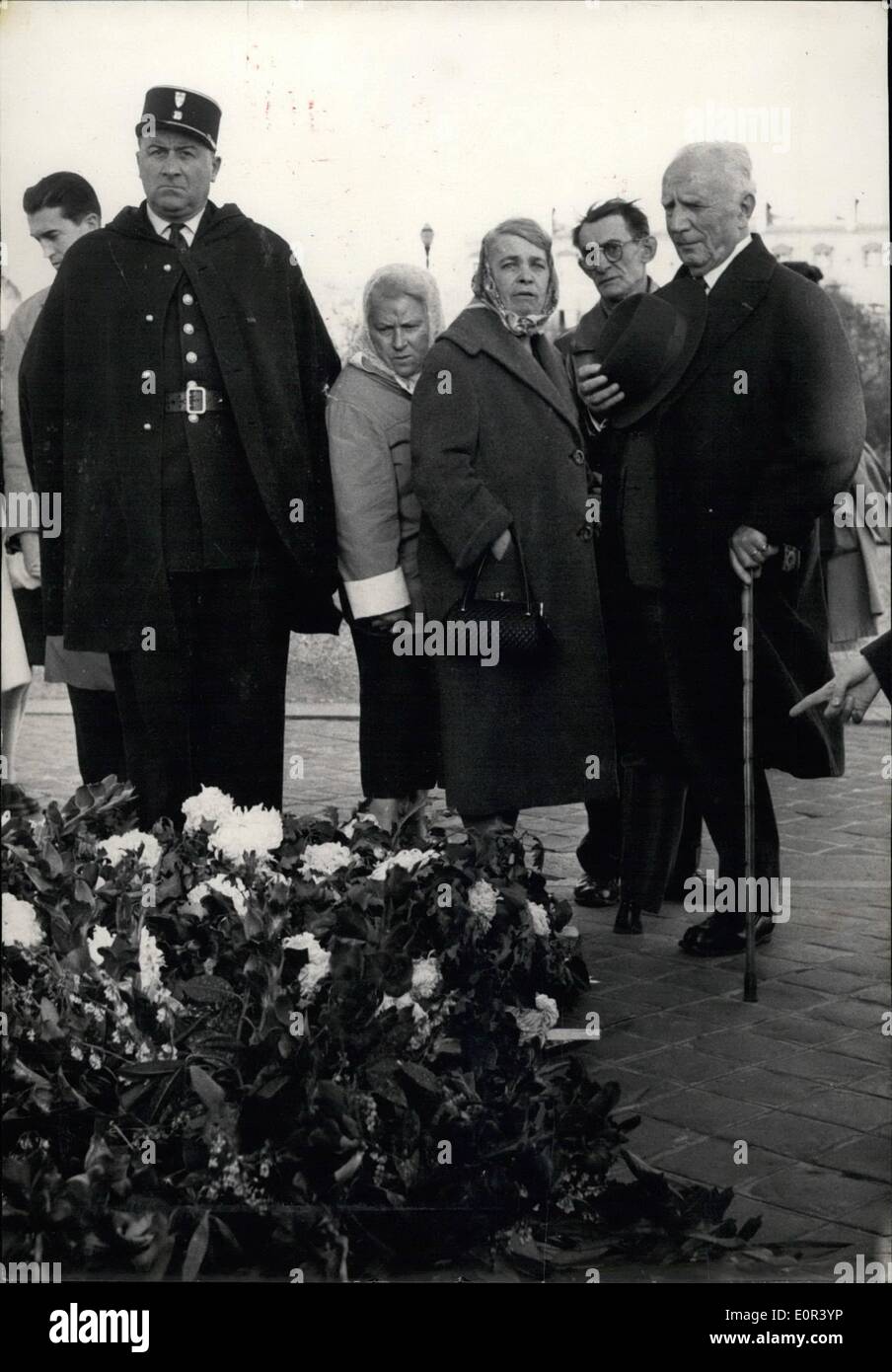 11 novembre 1957 - jour de la Toussaint à Paris : des milliers de parisiens sont allés à l'Arc de Triomphe pour rendre hommage au Soldat inconnu le jour de la toussaint aujourd'hui. Un ex-militaires de la première guerre mondiale en hommage silencieux au soldat inconnu. Banque D'Images