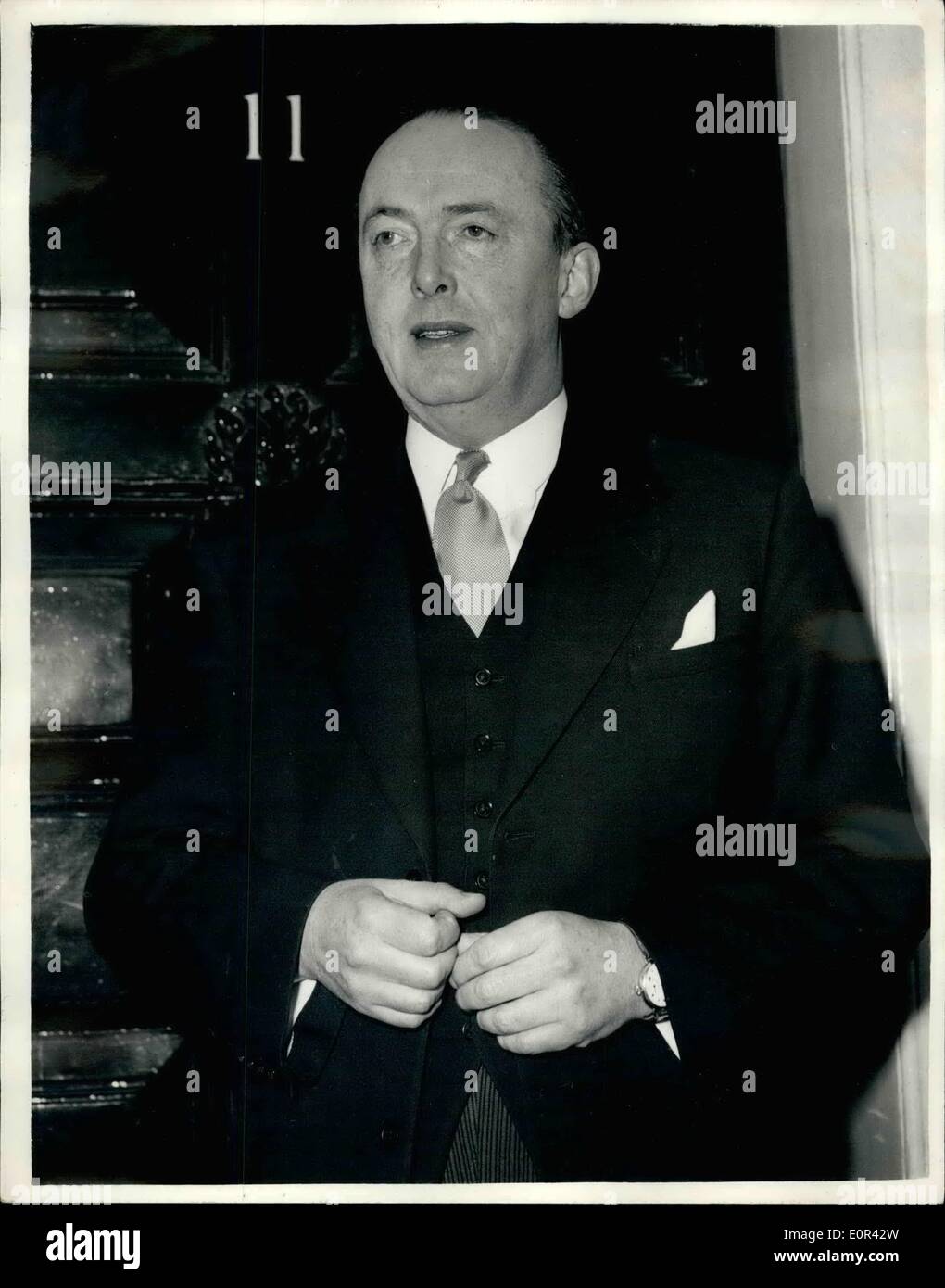 07 janvier 1958 - crise du Cabinet, chancelier de l'Échiquier va au palais pour livrer ses sceaux de l'office. : M. Peter Thorneycroft visites Buckingham Palace ce matin pour livrer ses sceaux de l'office de chancelier de l'Échiquier. Il est remplacé par M. HEATHCOAT Amory. Photo montre M. Peter Thorneycroft comme il a quitté No 11 Downing Street pour le Palais d'aujourd'hui. Banque D'Images