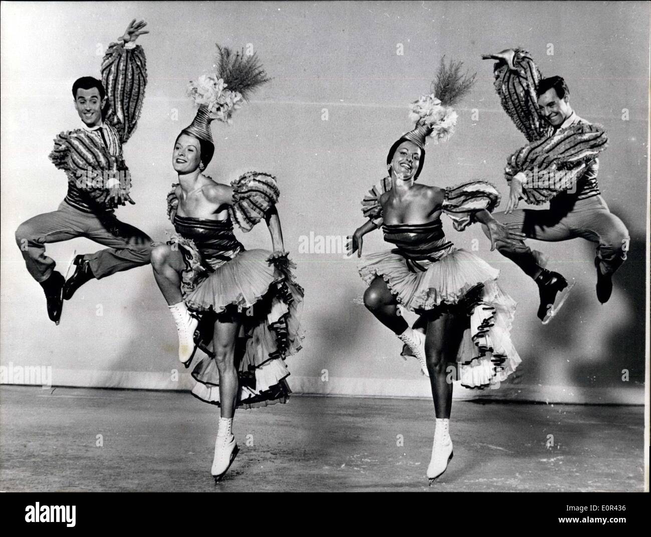 08 janv., 1958 - Holiday on Ice'' montrer va venir en Allemagne : Début à 11 janvier, la glace américaine - montrer ''Holiday on Ice'' sera la vedette en Allemagne. La société débute avec la visite de Francfort. Photo montre une scène du riche programme. Une chaleur extrême sud-américain du sol gelé sur la danse. Banque D'Images