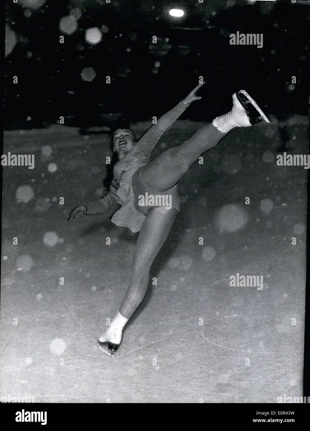 12 janvier 1958 - Ina Bauer patin à glace 1958 Champion allemand. Les jeunes de 16 ans aujourd'hui, Ina Bauer attrapé le titre de championne du monde 1958 dans le stade Prince Regent à Munich avec un free-skate. En dépit de la pluie et la neige le stade était presque complet. Sur la photo : Ina Bauer au cours de son patinage libre Banque D'Images