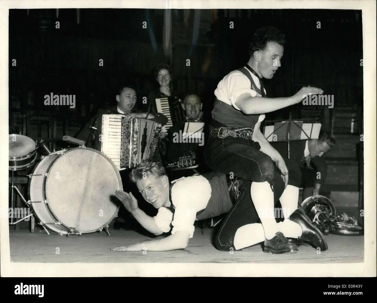 13 janvier 1958 - Musique et Danse du Tyrol en Autriche. Version native de la ''Rock-N-Roll'' : Les membres de ''chanteurs et danseurs du Zillertal'' et ''Le Vorarlberg Farmers'' Band - étaient d'être vu en train de répéter cet après-midi au Central Hall de Westminster - pour leur ''soirée autrichienne en Grande-Bretagne'' - une démonstration de leurs chants et danses. Après leurs apparitions Hall Central - ils sont de faire une tournée des provinces. La photo montre les membres du parti - vu comme ils donnent leur interprétation de ''Rock-n-Roll'' - style Autrichien - cet après-midi. Banque D'Images