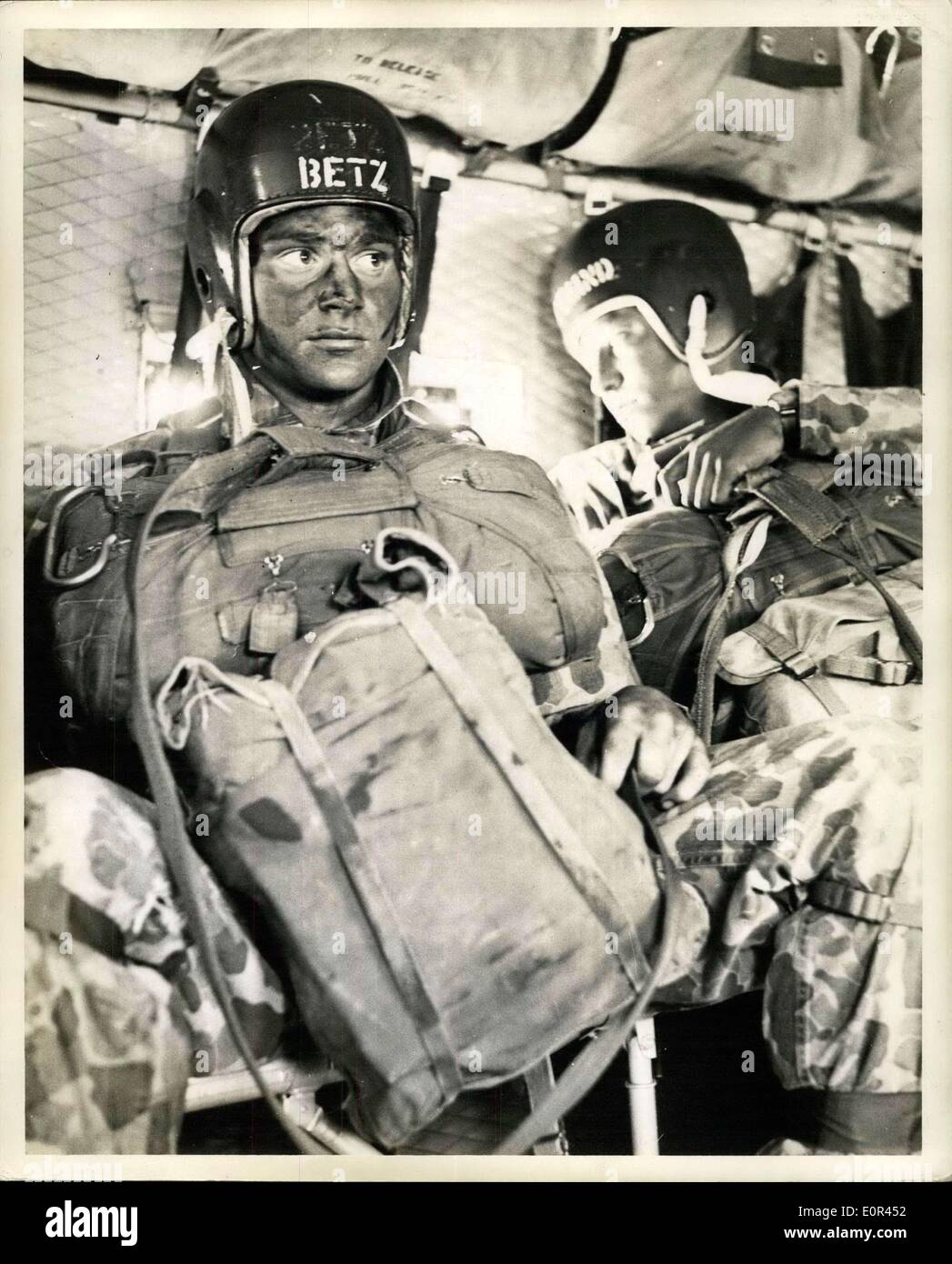 20 janvier 1958 - ''La nouvelle race : Marine Corps Camouflage Sylvestre parachute se détendre pendant le procès-verbal final avant la zone de saut est atteint. Sapadalure Recom 'Chutists ont sauté de B4ds, la TF-1 ''professionnel'', et le F3D ''Sky nuit'' avion de chasse. Petit-homme, quatre missions de scoutisme sont généralement retirés de la trappes d'évacuation des chasseurs à réaction. Banque D'Images