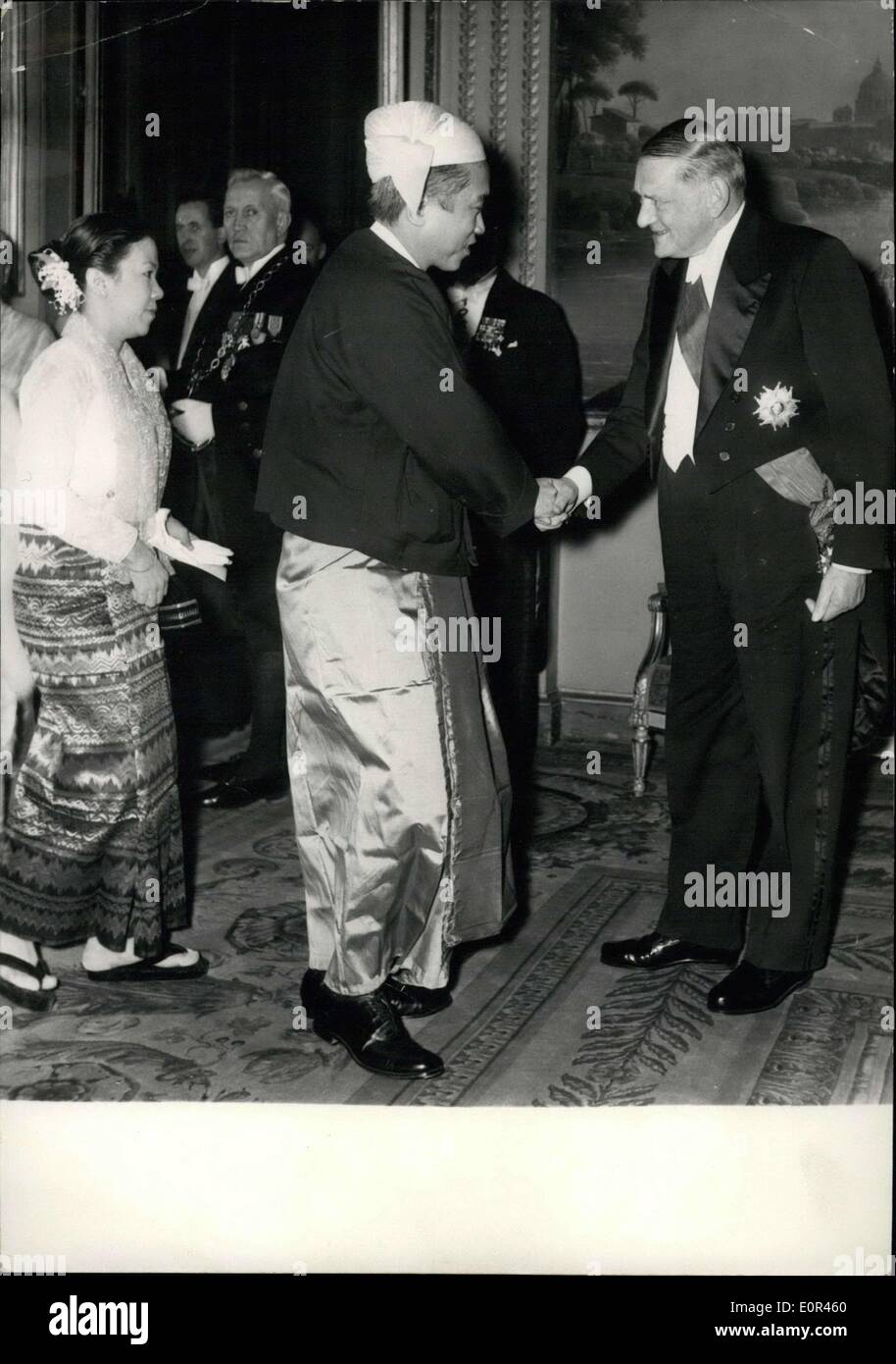 24 janvier 1958 - Les membres du corps diplomatique ont reçu au Palais de l'Élysée. OPS : président Coty accueille un membre de l'ambassade de Birmanie à Paris au cours de la réception à l'Elysée hier soir. Banque D'Images