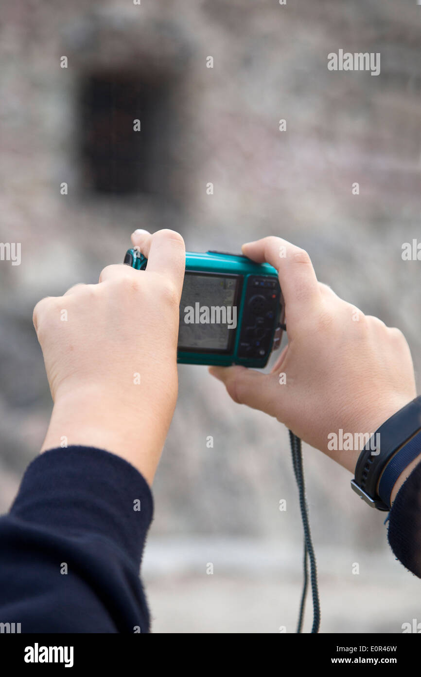 Mains de prendre une photo avec un appareil photo compact. Banque D'Images