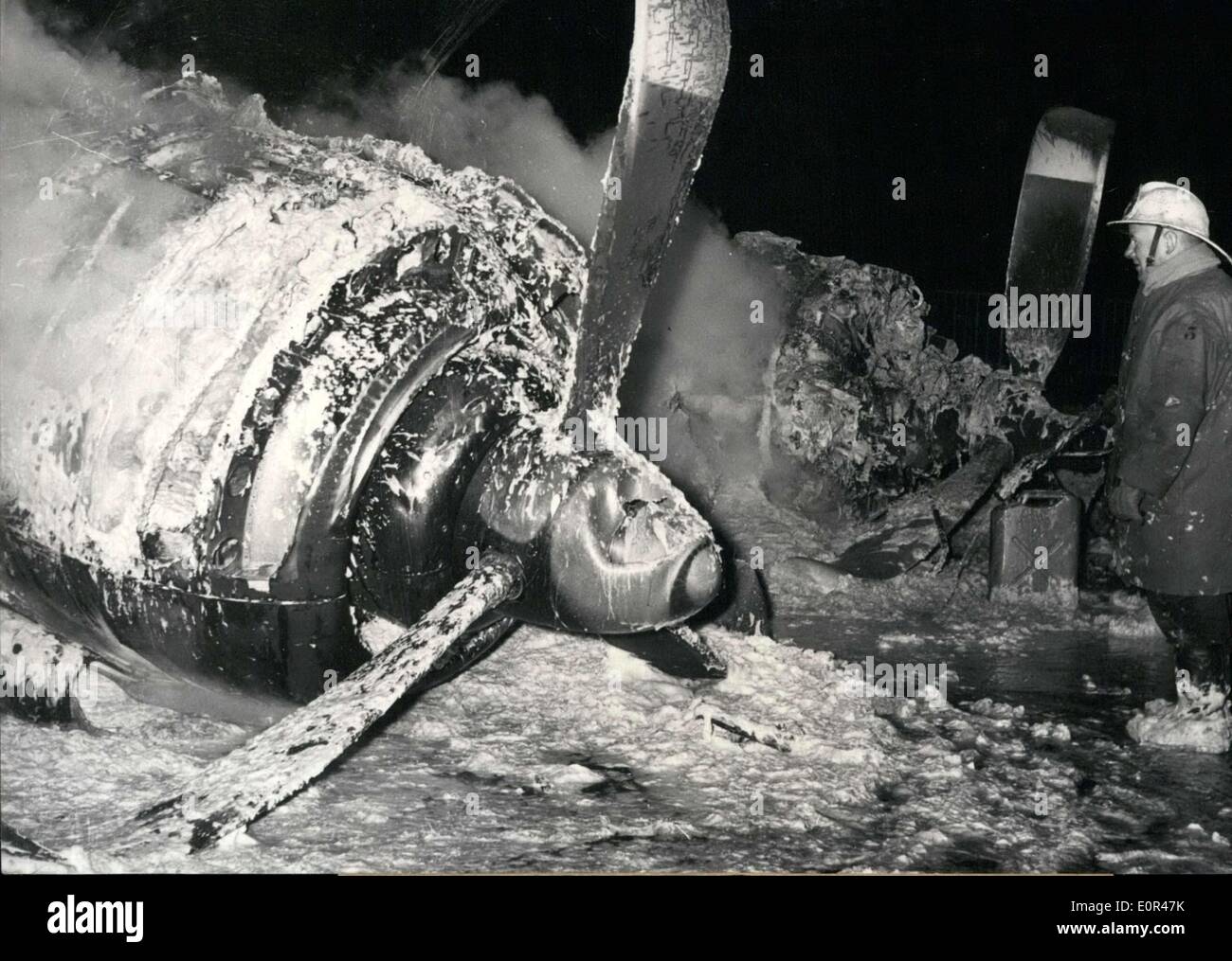 02 déc., 1957 - Pompier éteindre les flammes d'un écrasement d'avion à l'aéroport d'Orly Banque D'Images